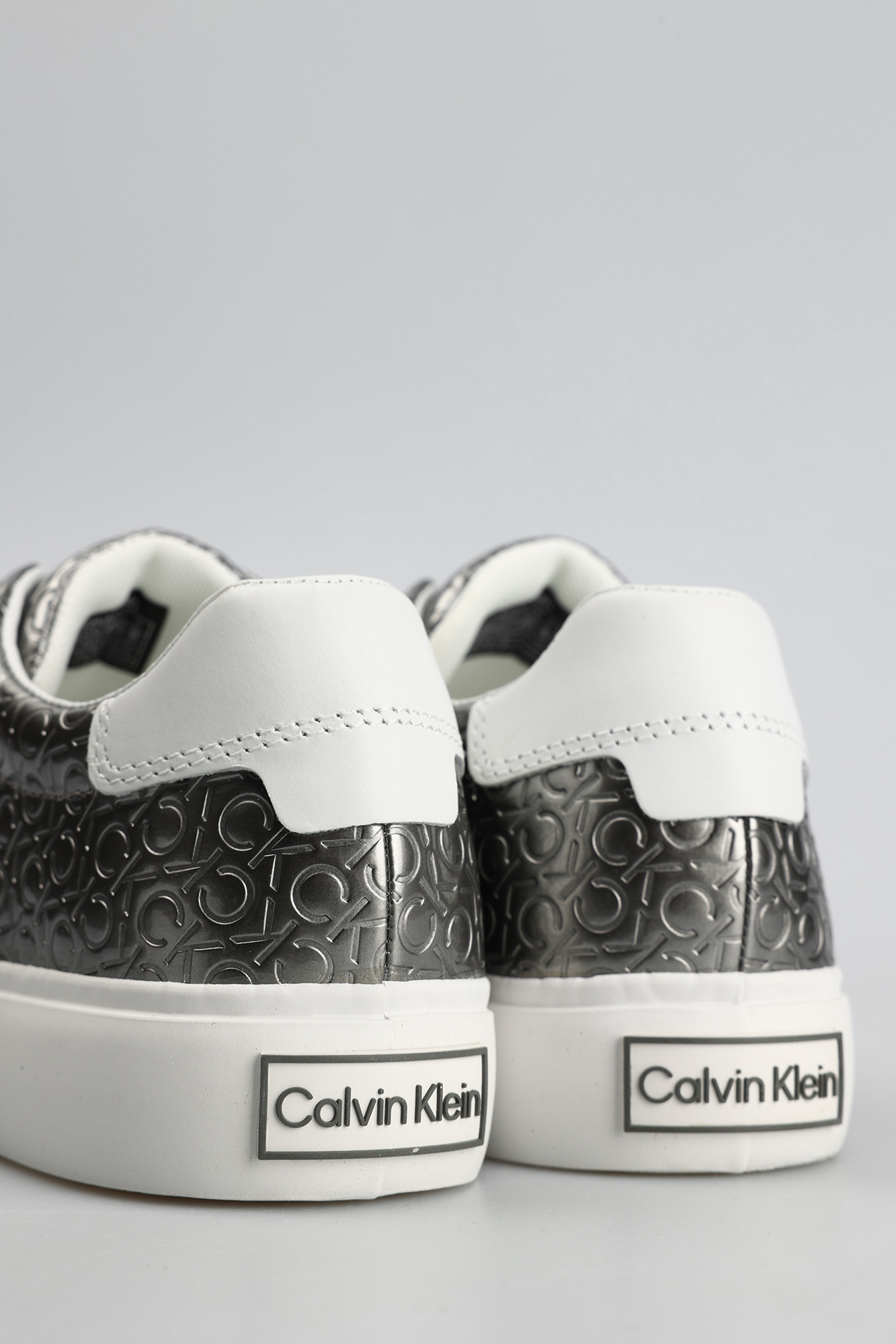 HW0HW00877 Кеды Calvin Klein Серебряный