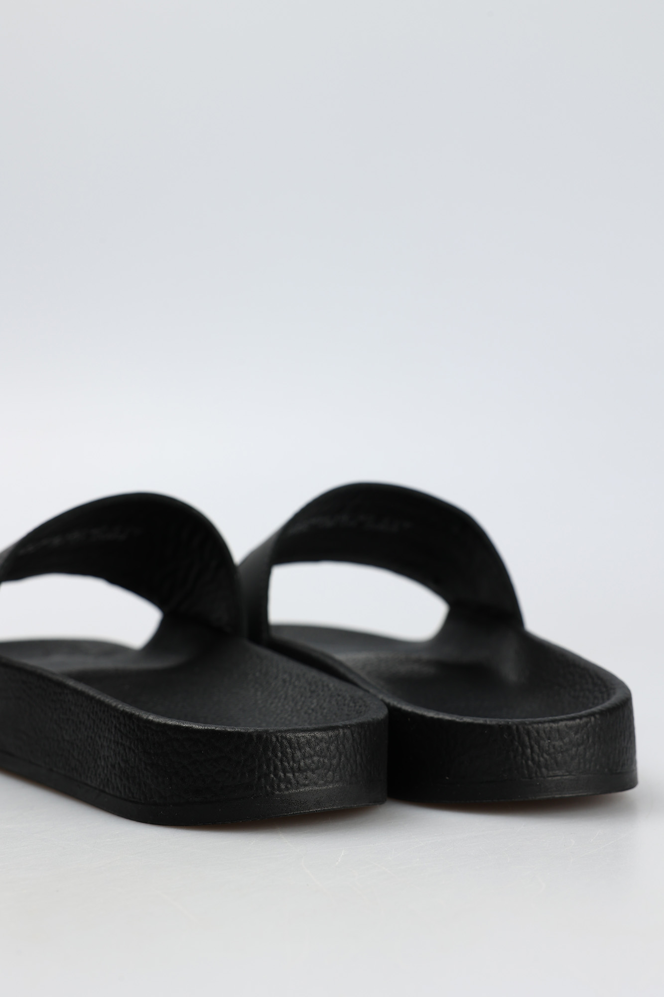 300384 Шлепки Marc Cony Серый