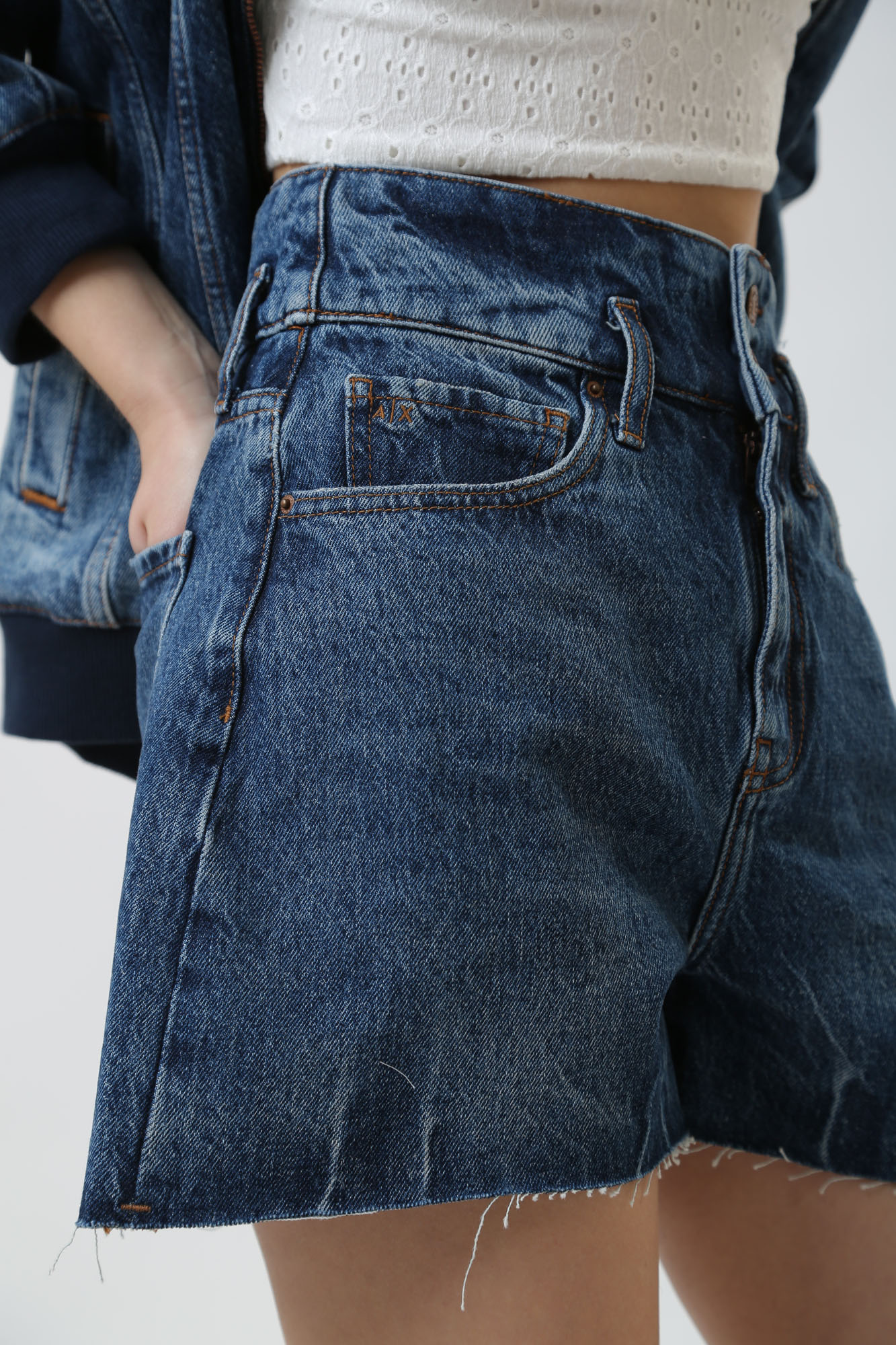 3DYJ71_Y16EZ шорты джинсовые armani exchange 