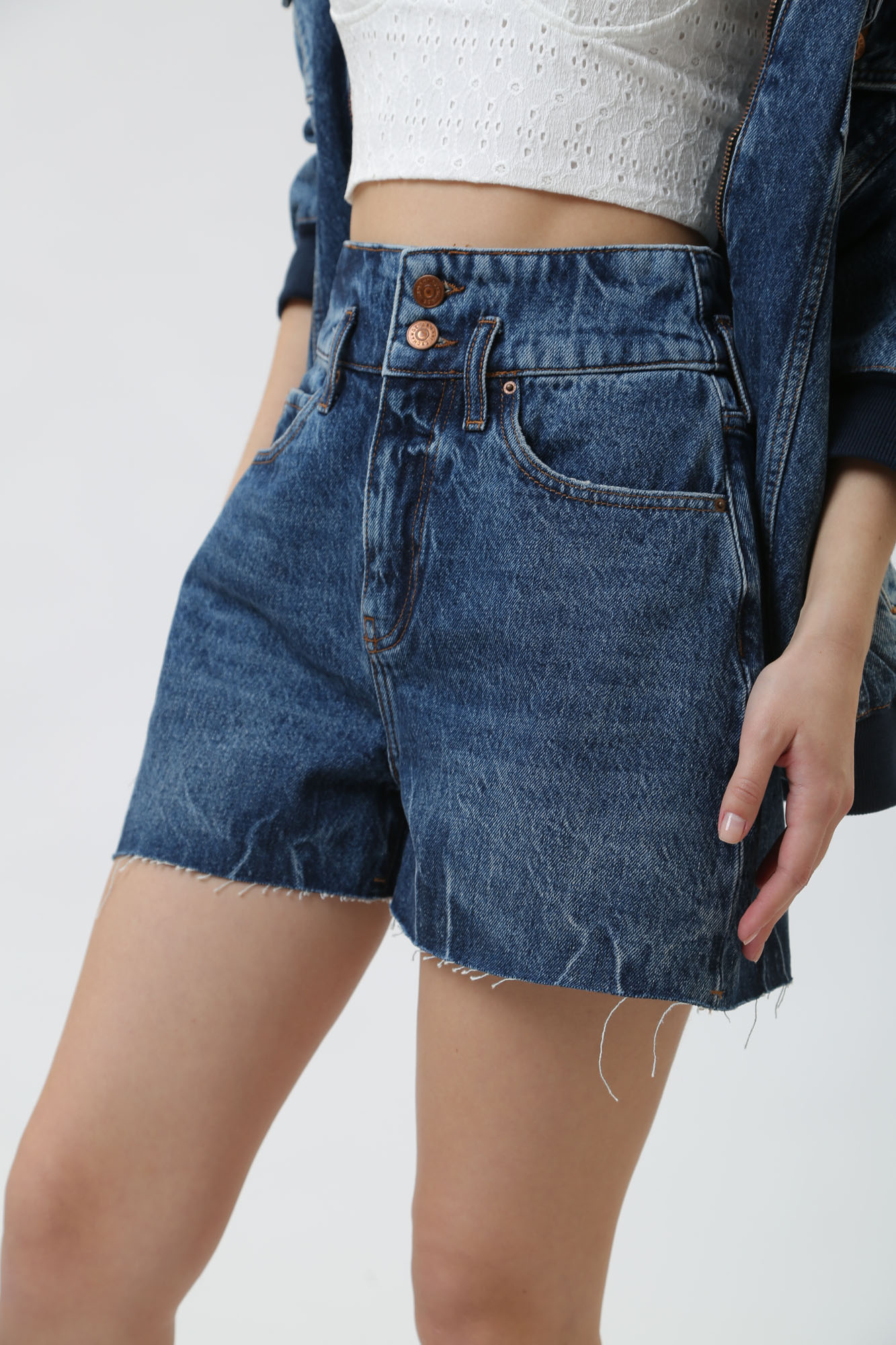 3DYJ71_Y16EZ шорты джинсовые armani exchange 