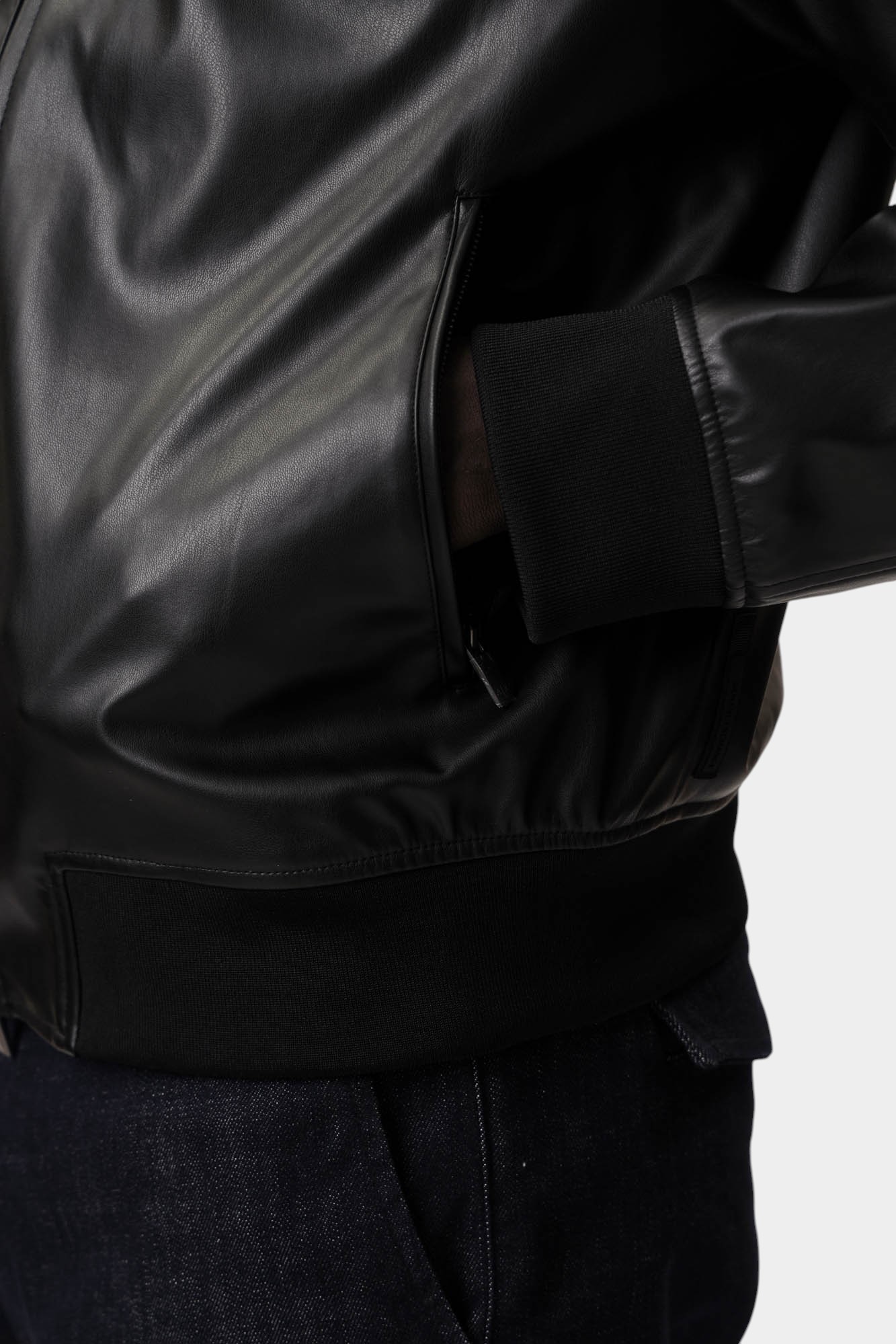 XM001241_AF14863 Бомбер кожаный Armani Exchange Черный