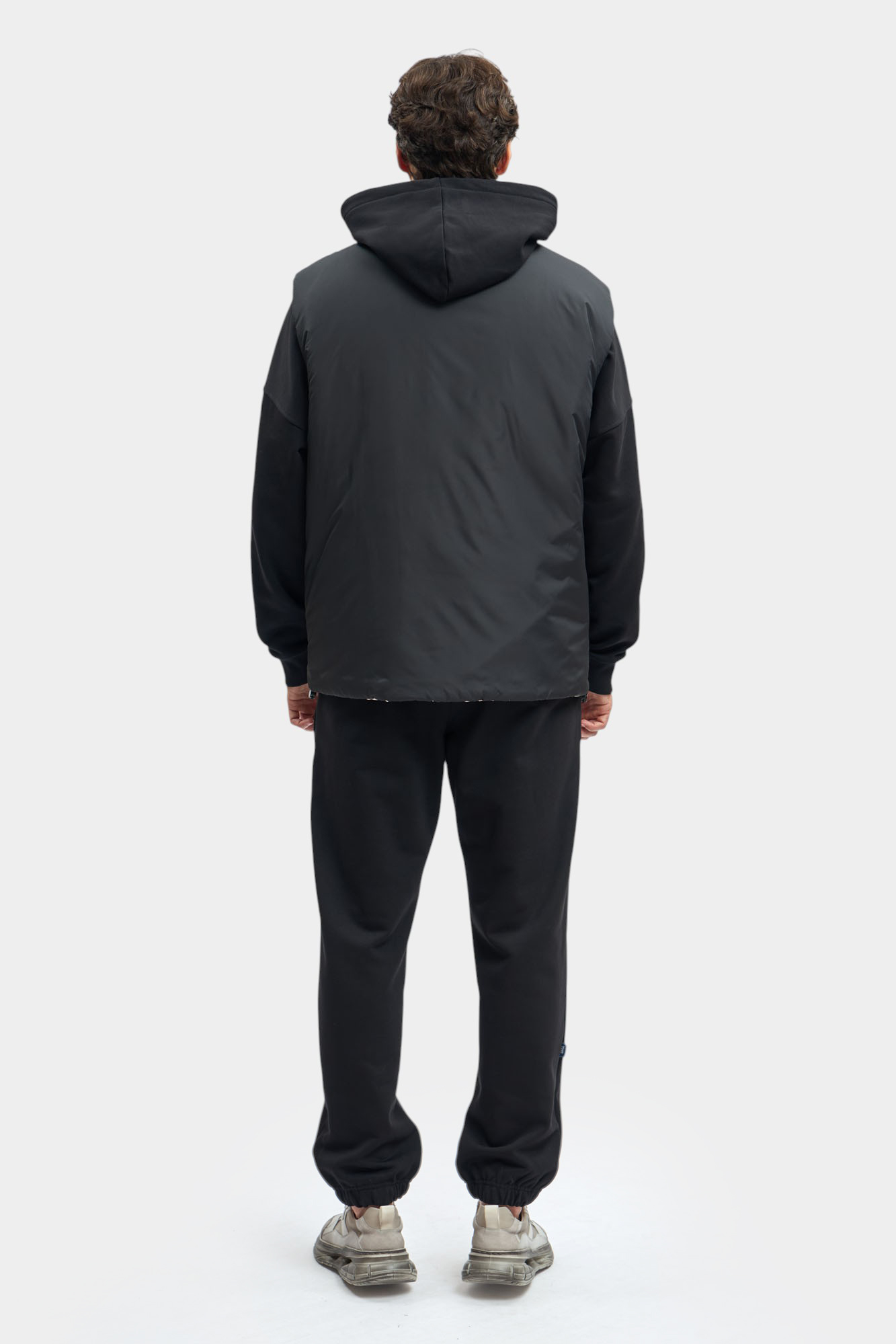 M-252-P-20-0501 Жилет The Hills Черный