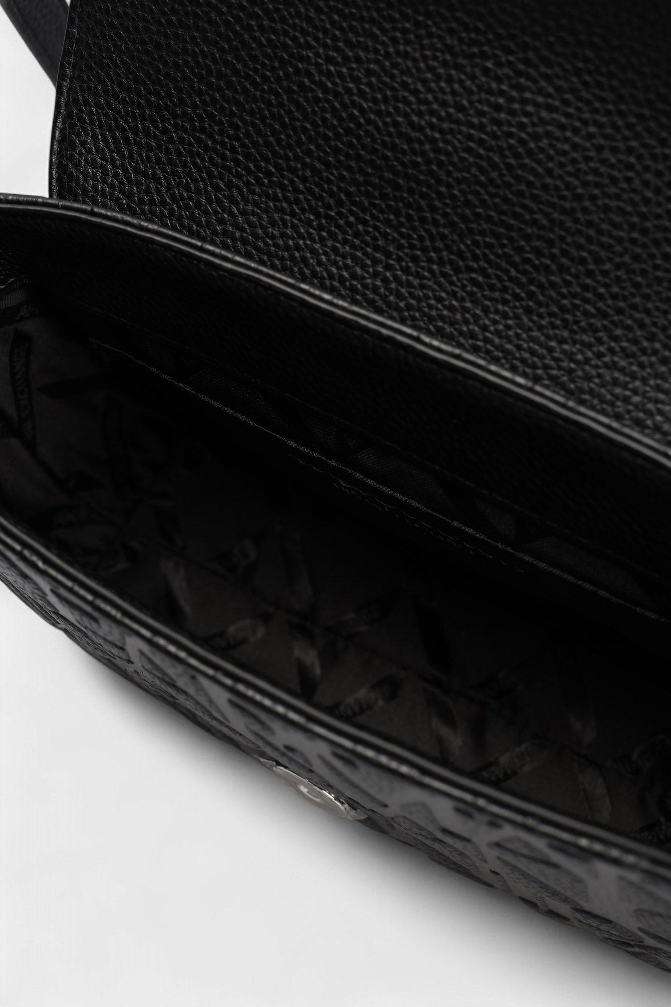 XW001577_AF15774 Сумка Armani Exchange Черный