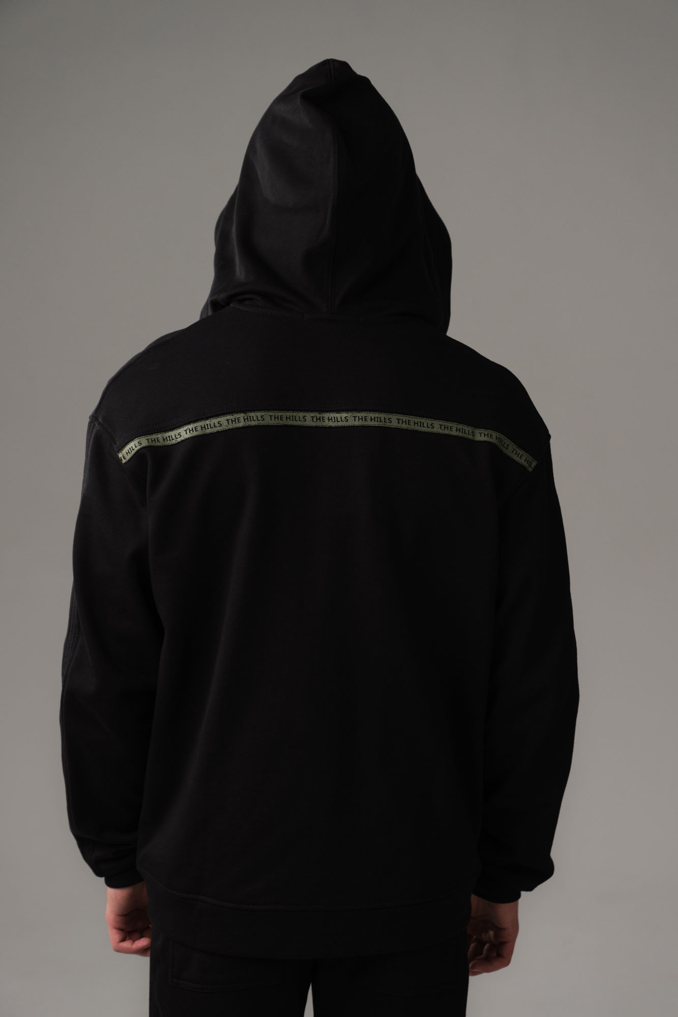 M-251-P-20-0010 Тректоп The Hills Черный