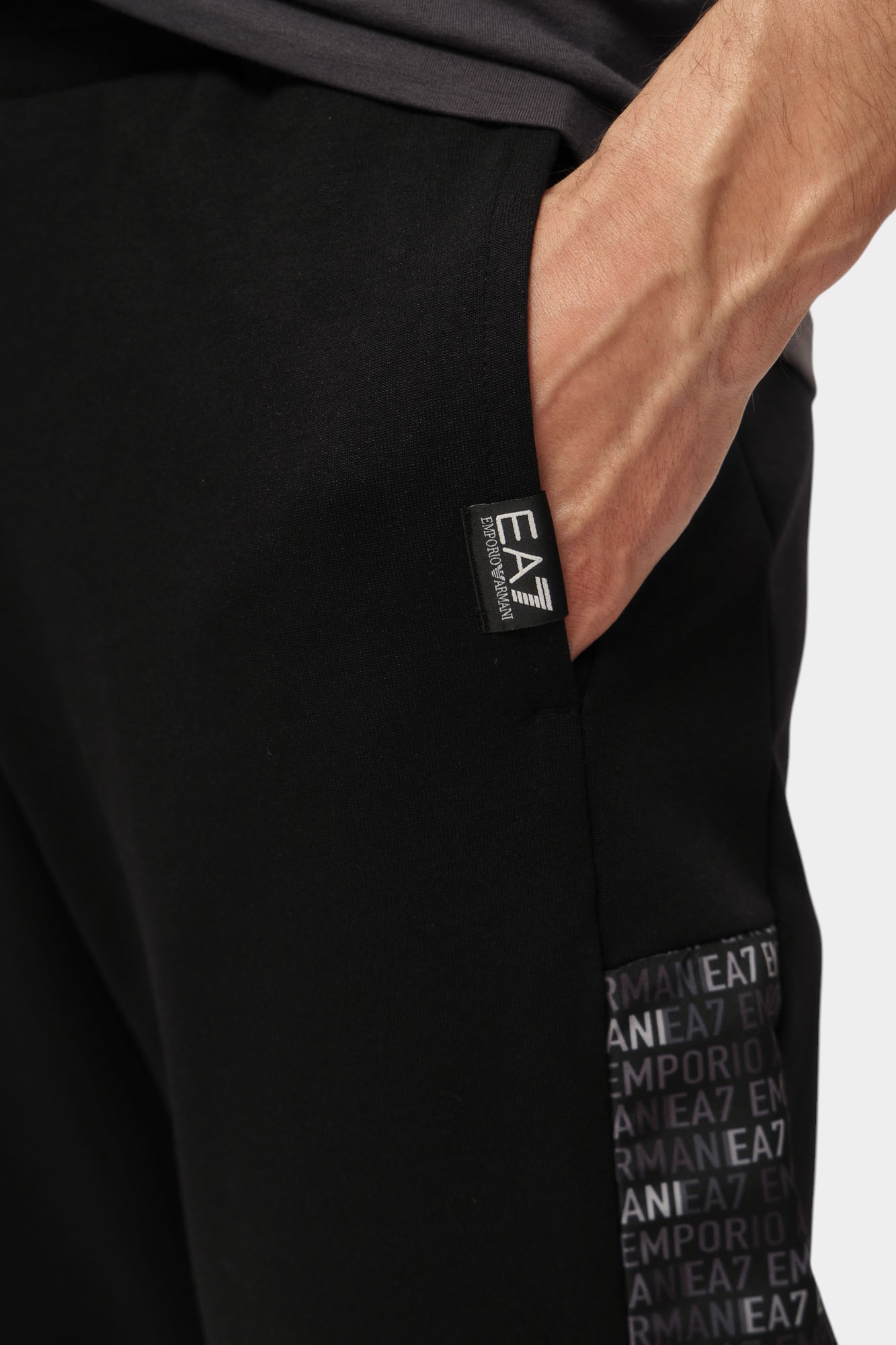 7M000216_AF12660 Брюки спортивные EA7 Черный