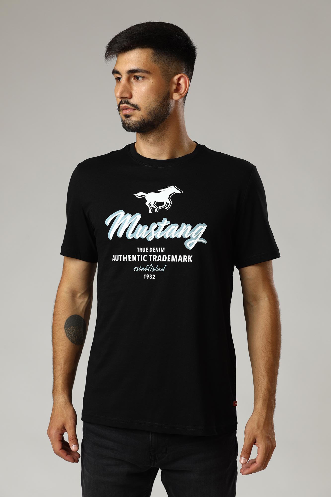 Футболка мустанг мужская. Mustang true Denim футболка. Mustang футболка мужская. Черная футболка Мустанг. Футболка Мустанг мужская черная.