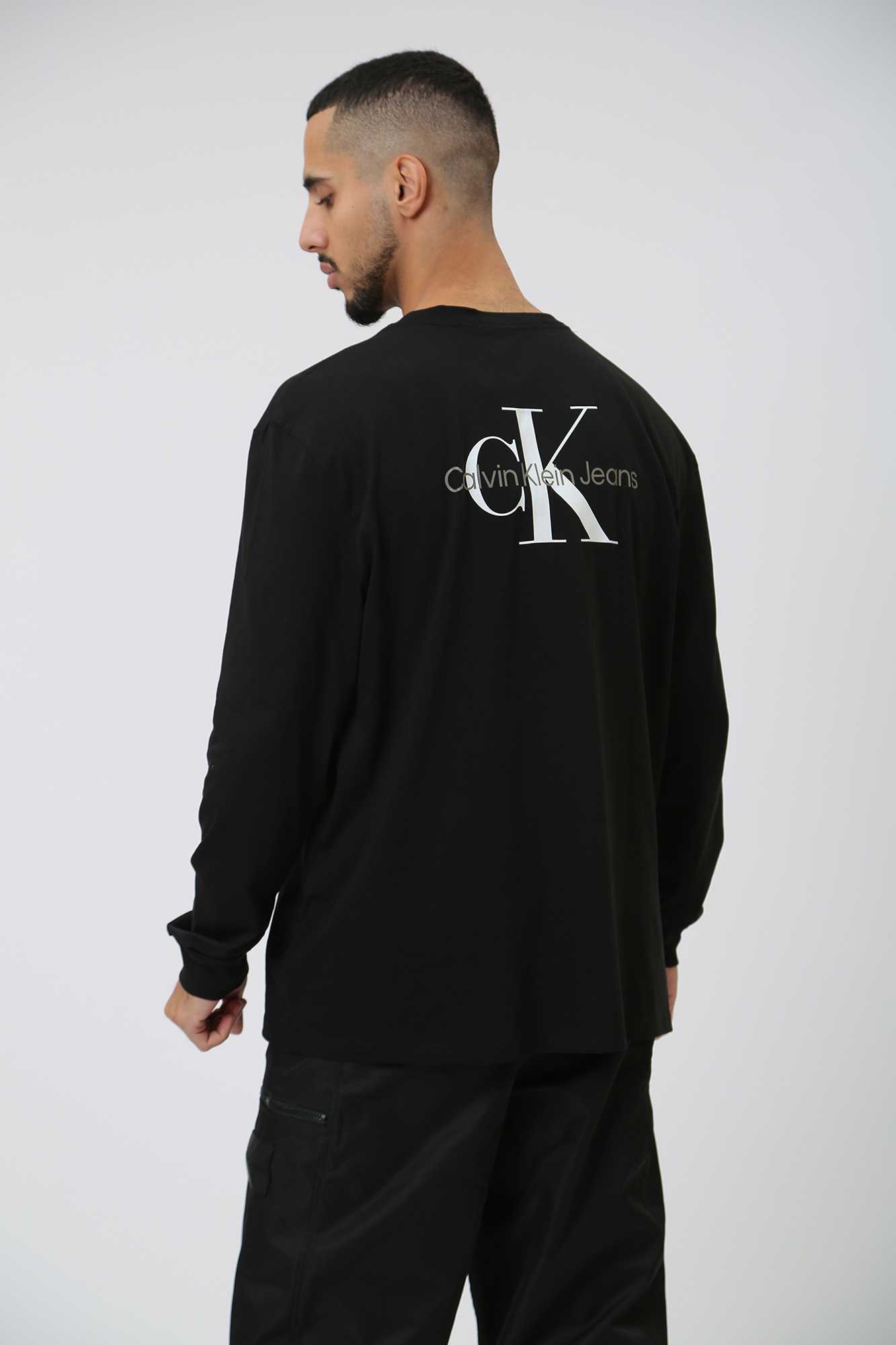 J30J324029 Футболка д/р Calvin Klein Jeans Черный