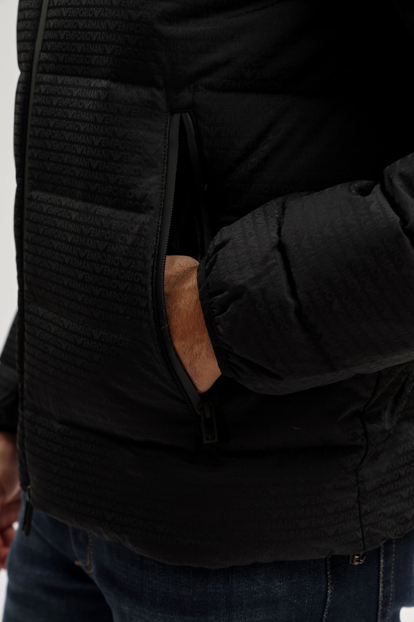 EM003043_ AF15384 Куртка Emporio Armani Черный