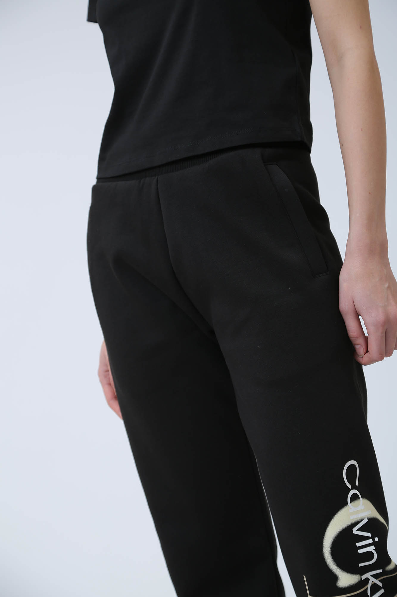 J20J222606 брюки спортивные calvin klein jeans 