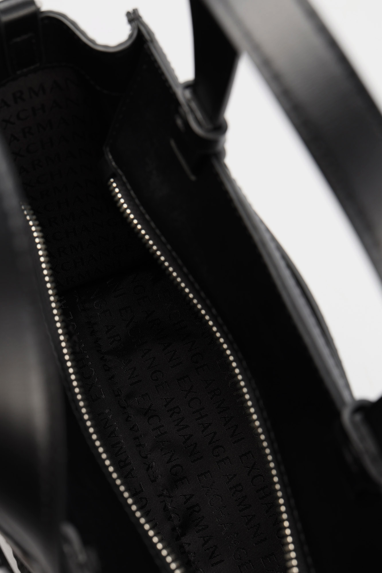 XW000392_AF13673 Сумка Armani Exchange Черный