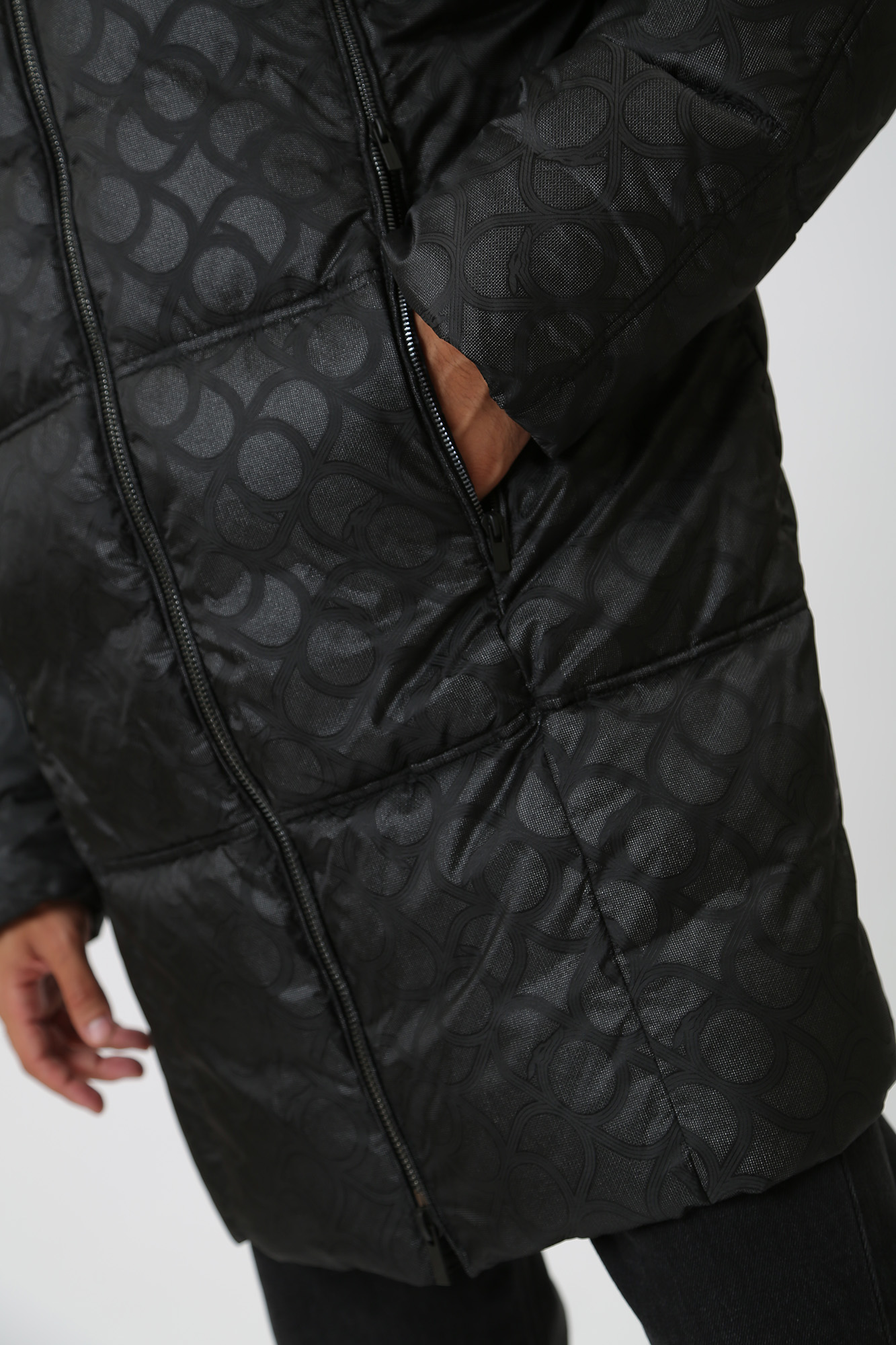 52S00945-1T006513 Пальто пуховое Trussardi Черный