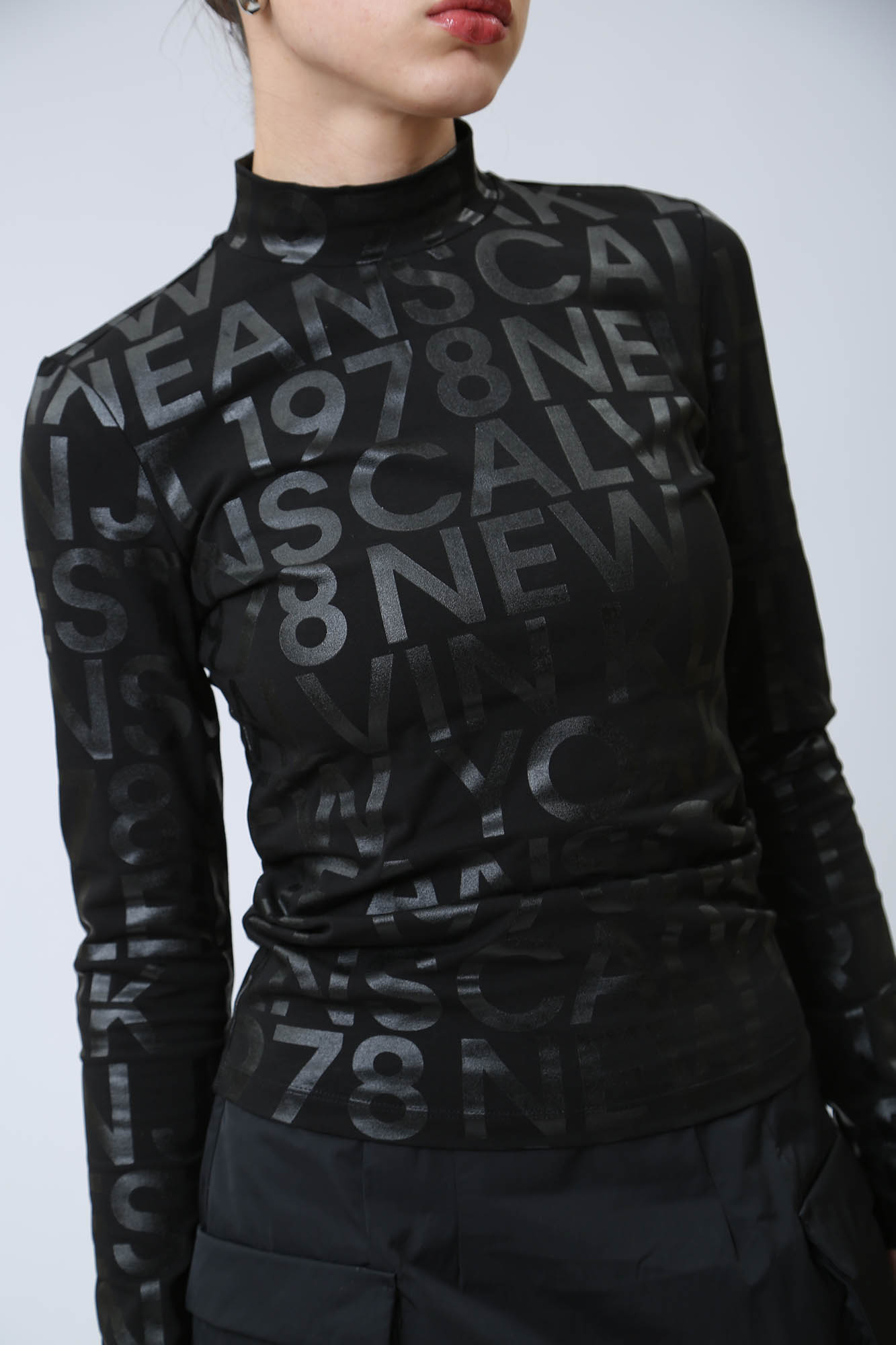 J20J222988 лонгслив calvin klein jeans 