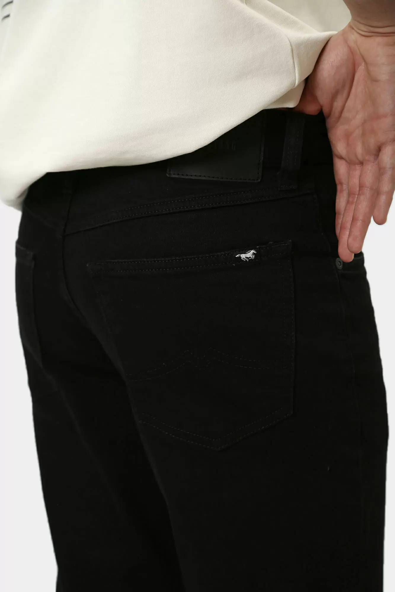 1016370-4000 Джинсы Mustang Черный