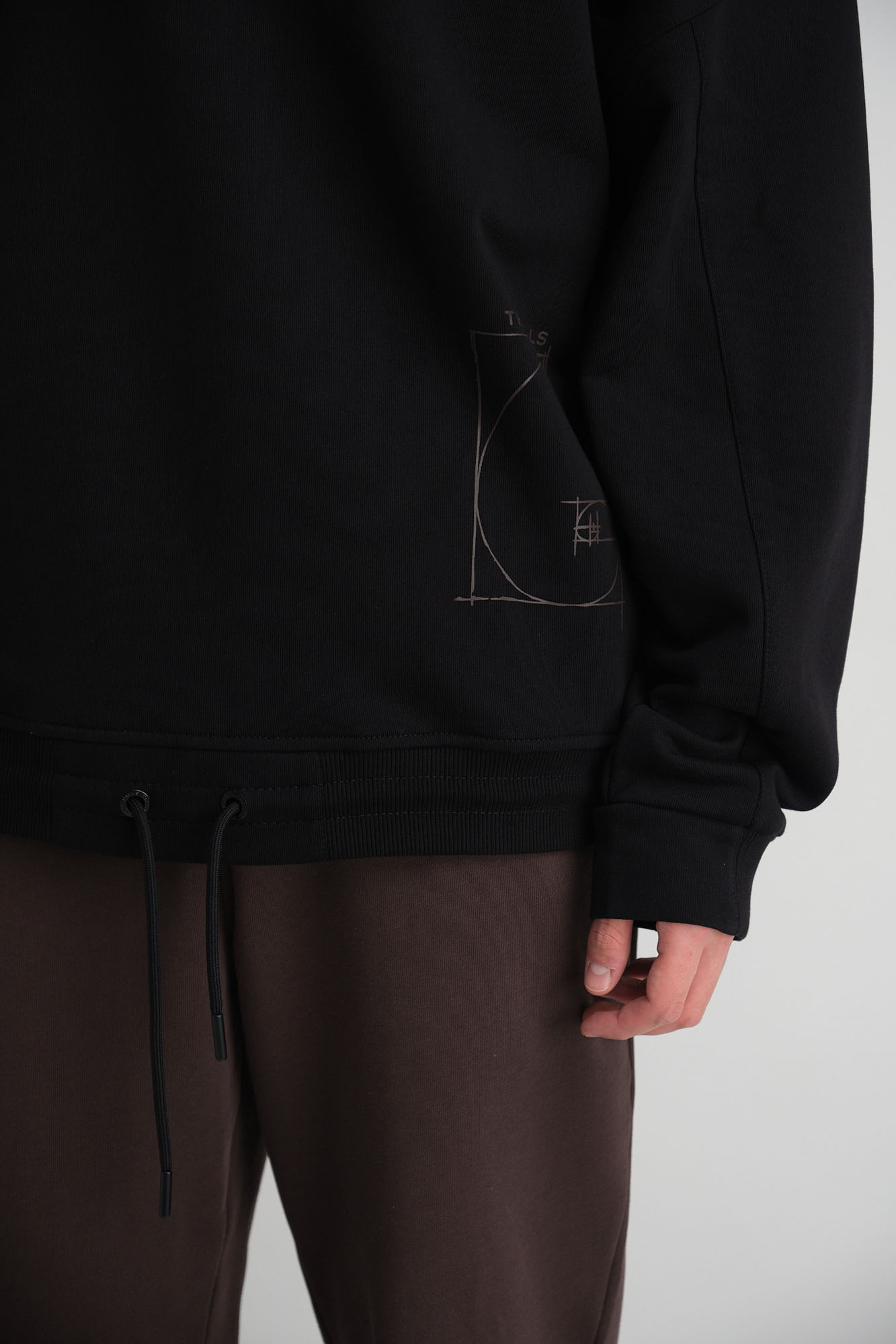 M-242-P-20-0017 Свитшот The Hills Черный