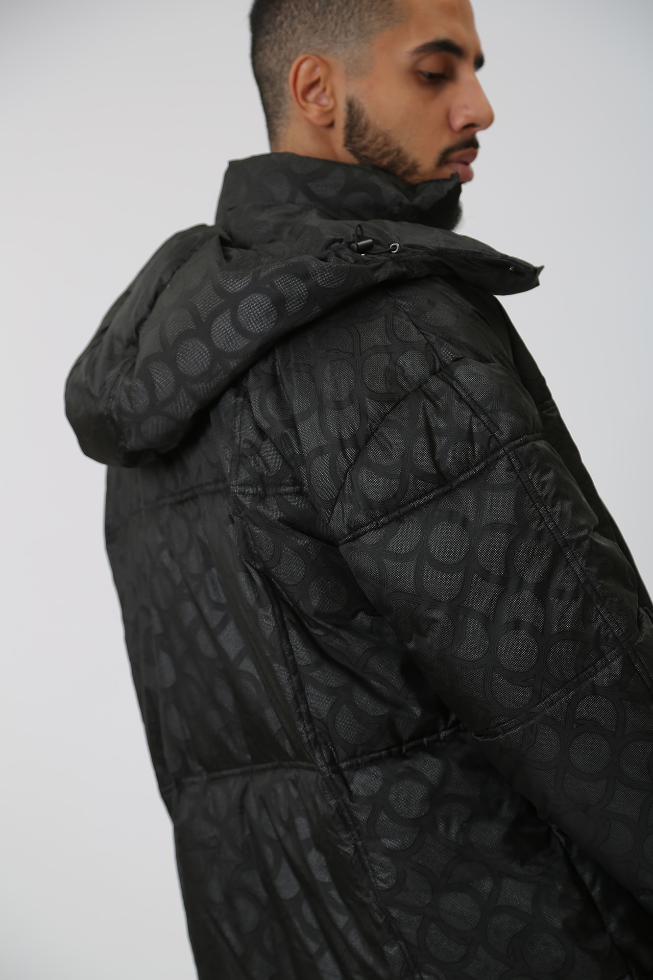 52S00945-1T006513 Пальто пуховое Trussardi Черный