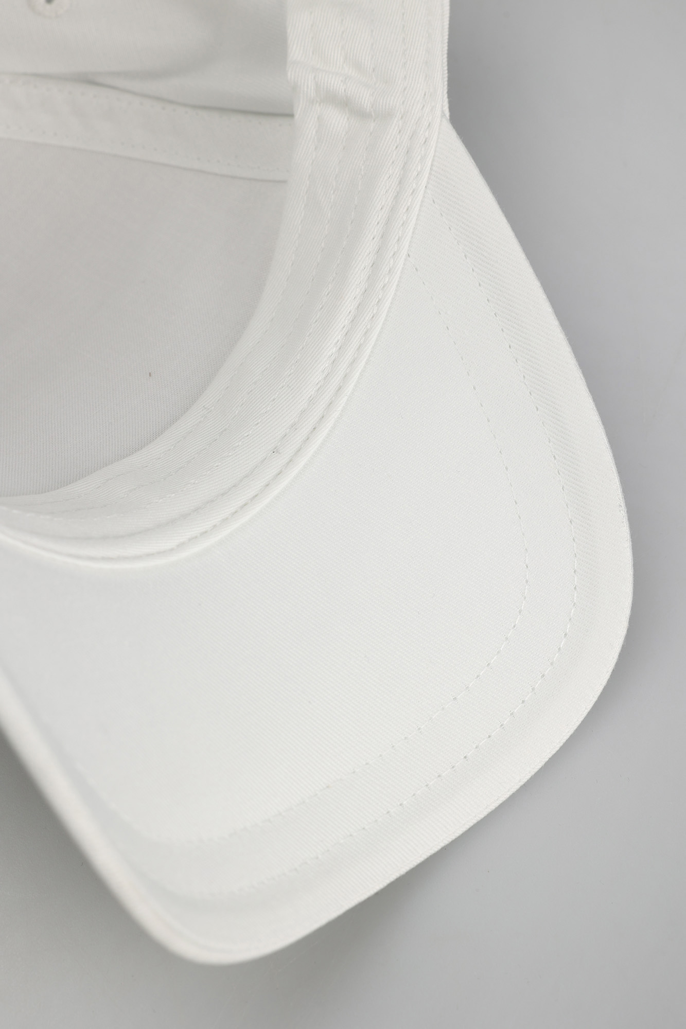 944201_3R100 Кепка Armani Exchange Белый