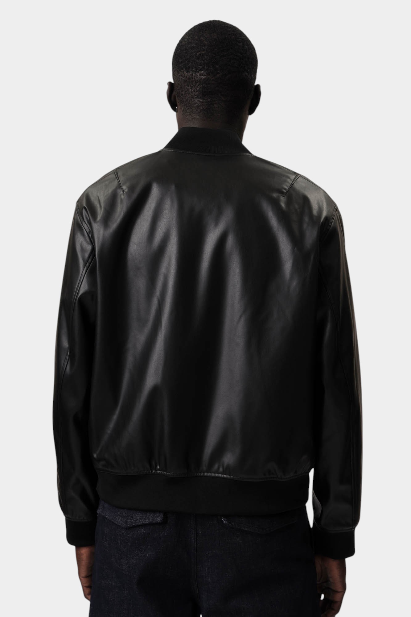 XM001241_AF14863 Бомбер кожаный Armani Exchange Черный
