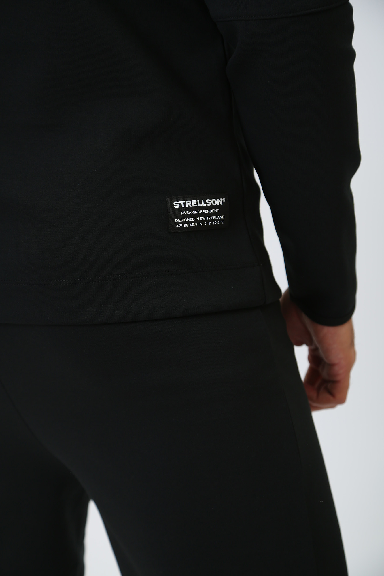 30036034_10015401 Свитшот Strellson Черный