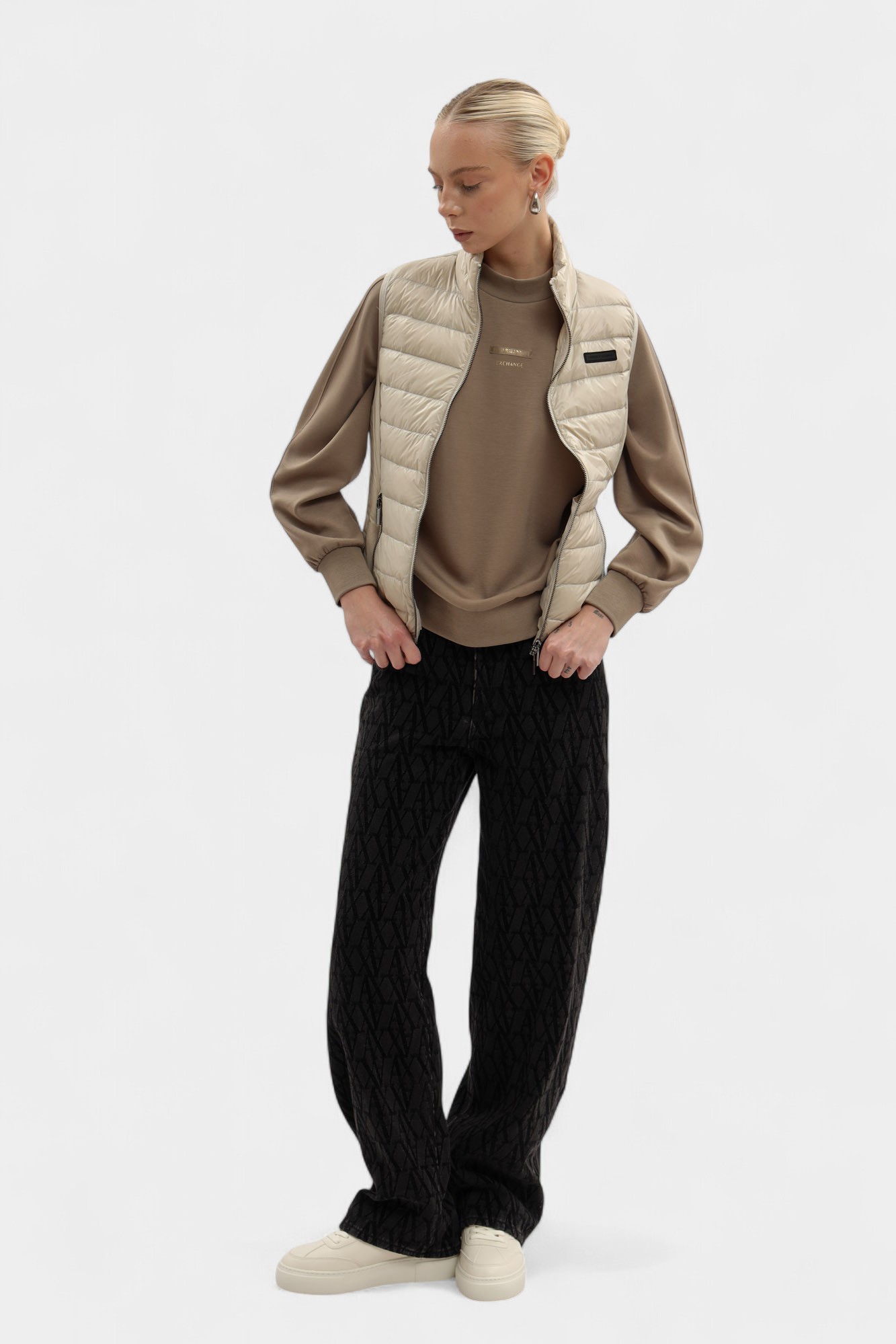 XW001921_AF18757 жилет пуховый armani exchange 