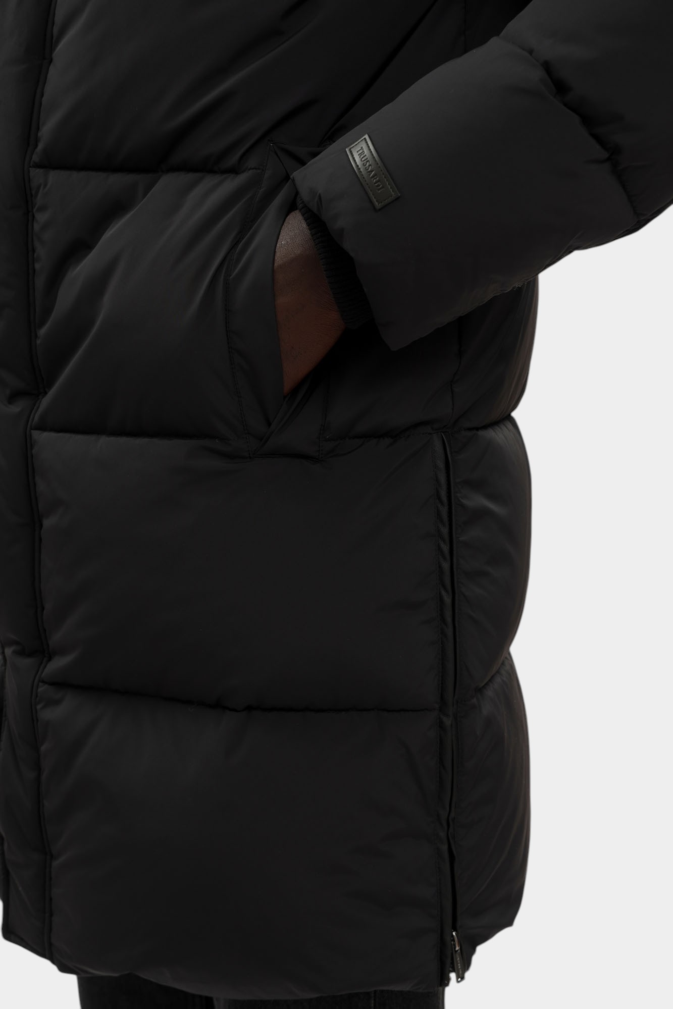 F009M000014N-MO806N12-08YT Пальто пуховое Trussardi Черный