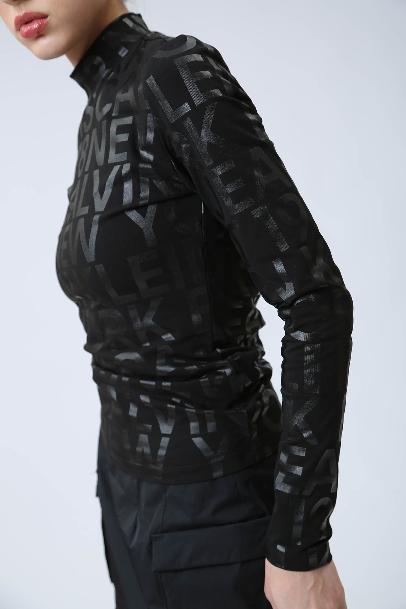 J20J222988 лонгслив calvin klein jeans 