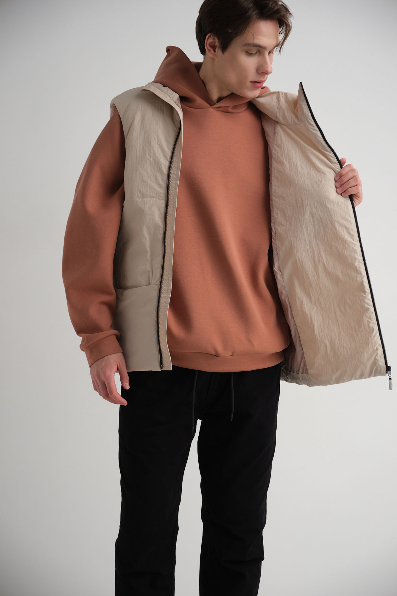 M-242-P-56-0042 Жилет The Hills Молочный