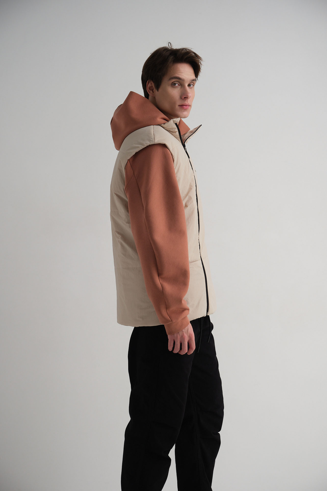 M-242-P-56-0042 Жилет The Hills Молочный