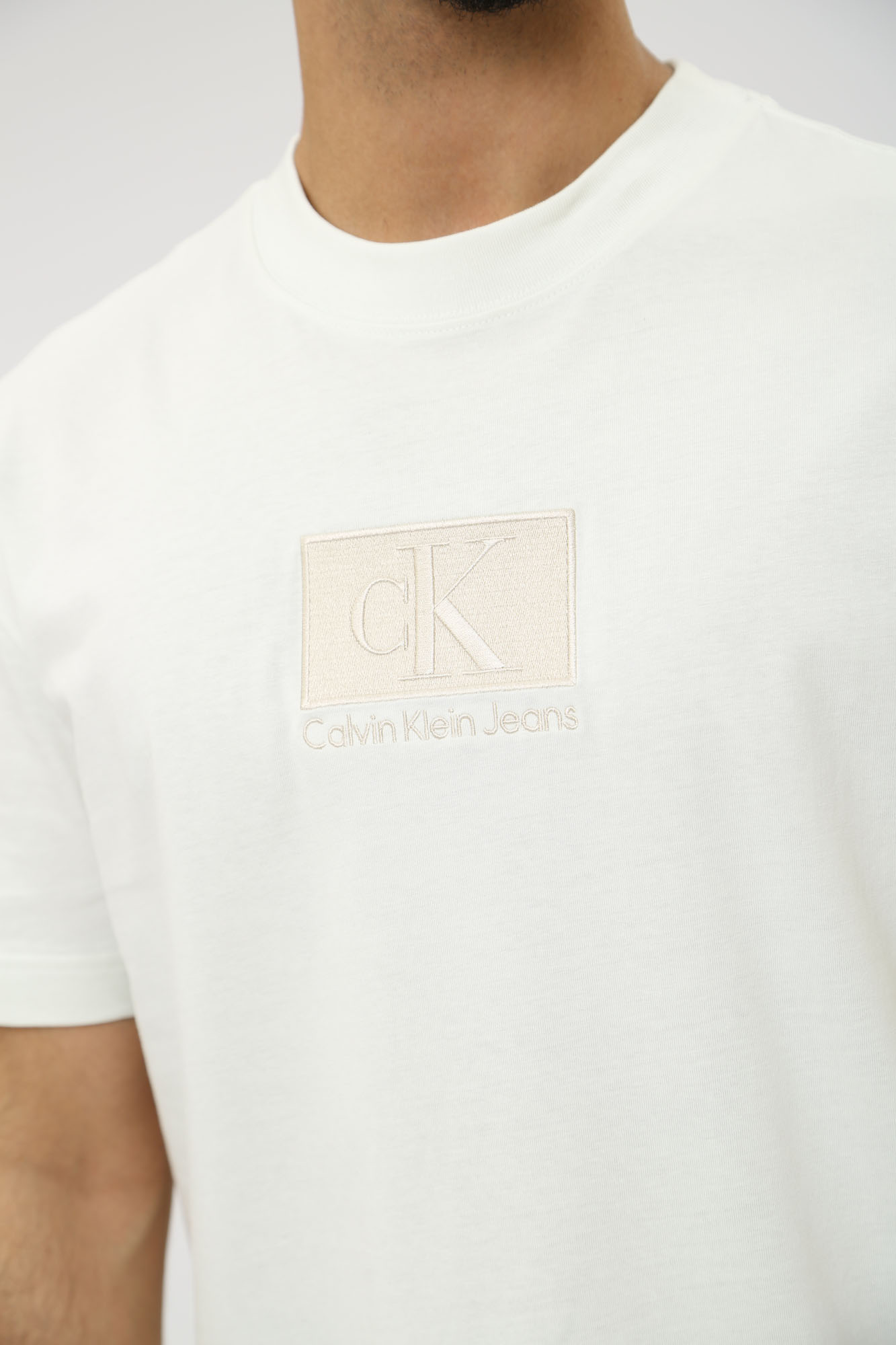 J30J325700 Футболка Calvin Klein Jeans Молочный