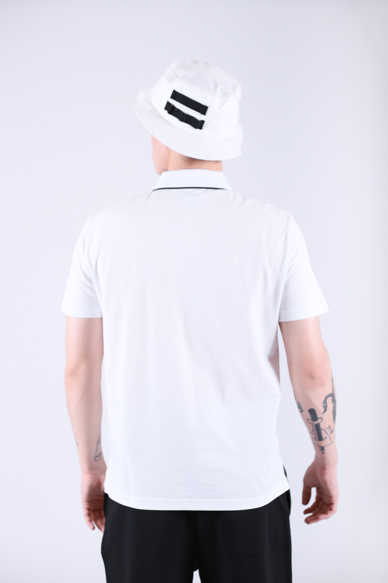 954700_2R124_00010 Панама Armani Exchange Белый