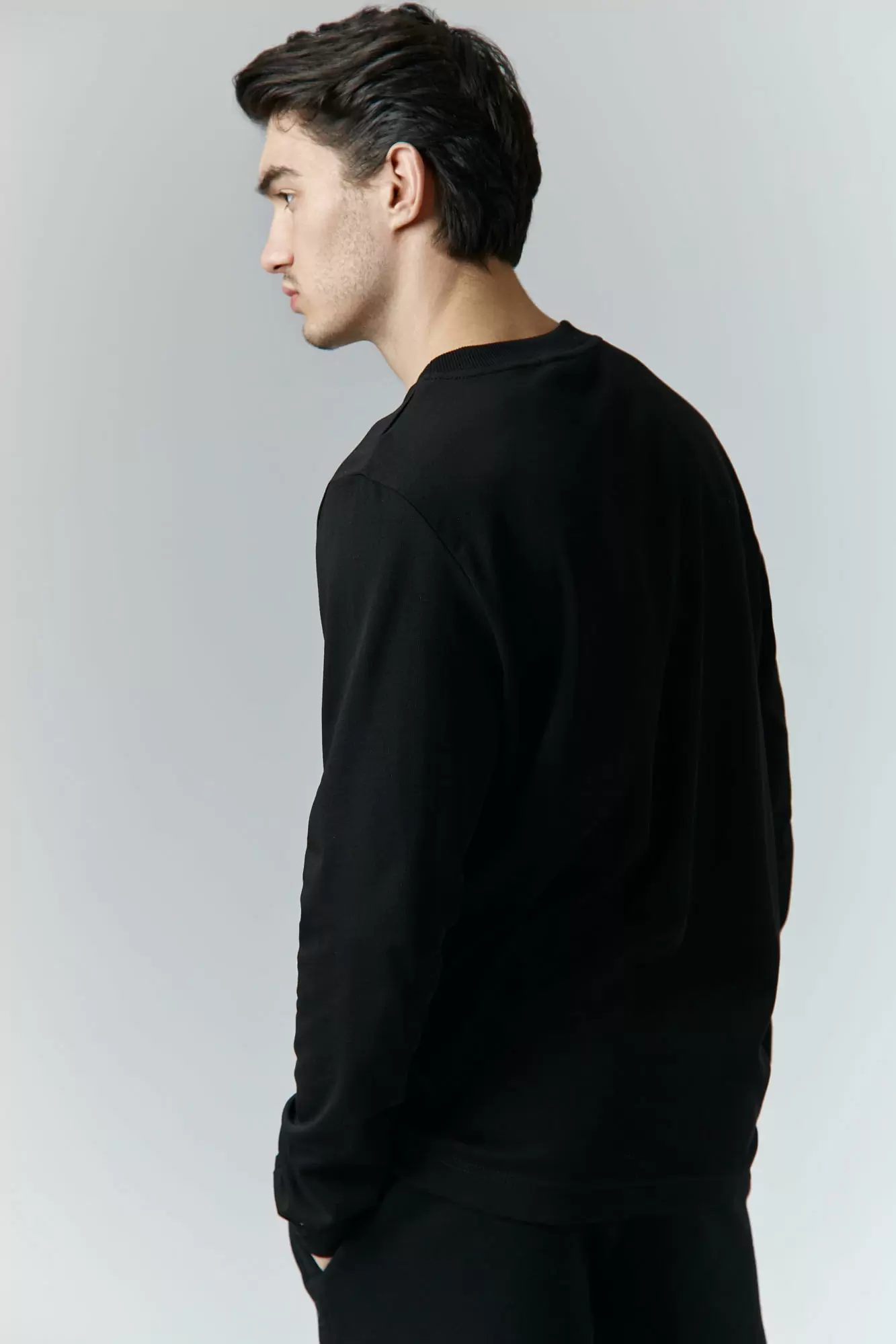 M-242-P-22-0040 Лонгслив The Hills Черный