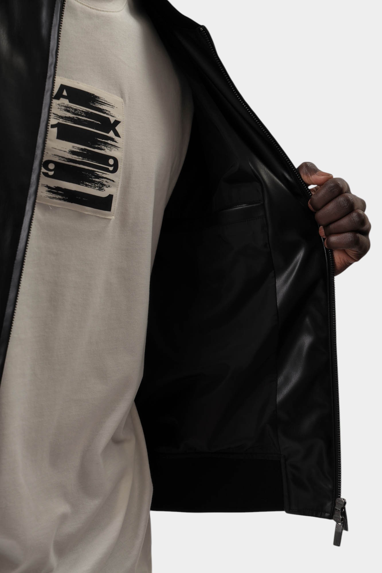 XM001241_AF14863 Бомбер кожаный Armani Exchange Черный