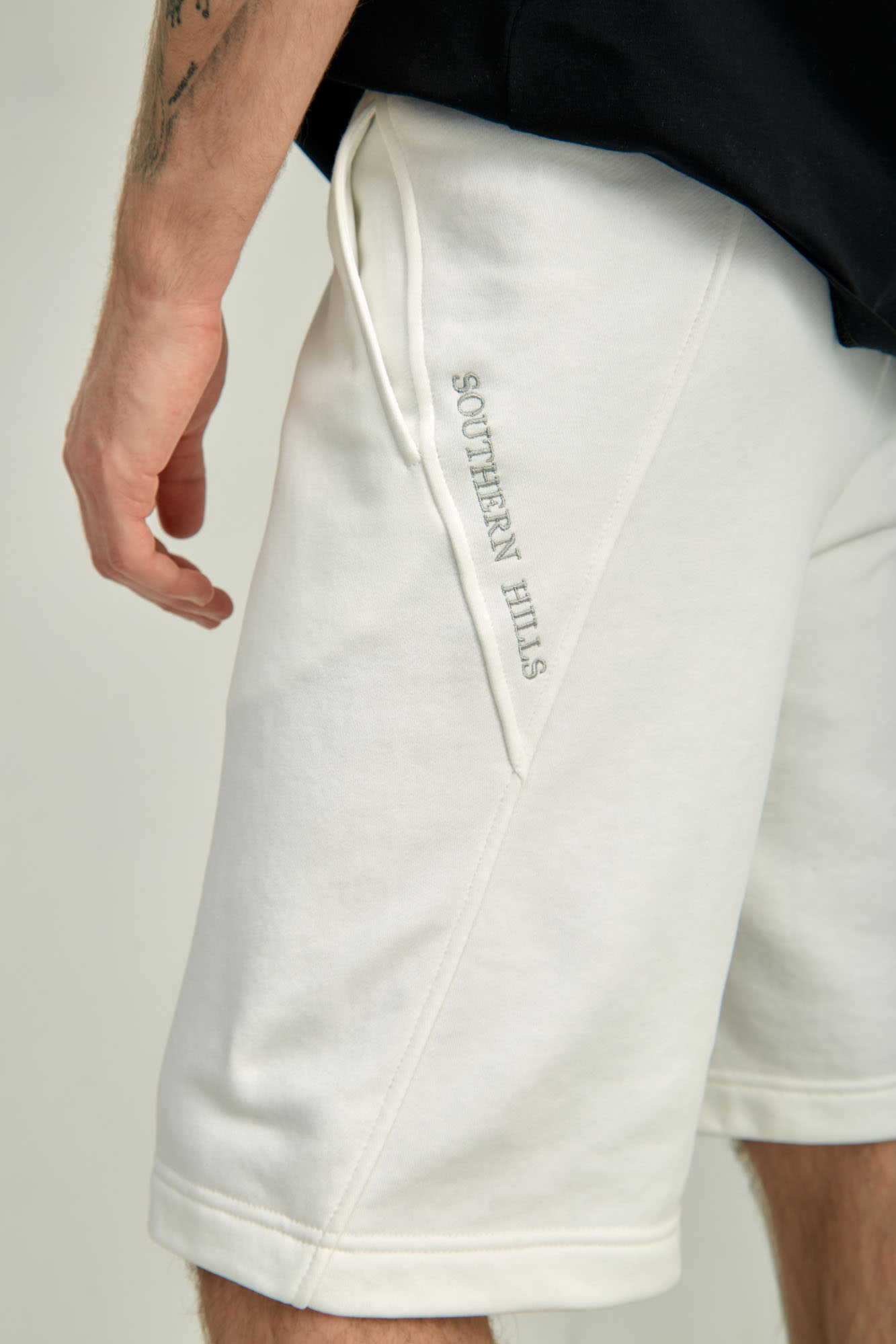 M-241-P-20-0087 Шорты The Hills Белый