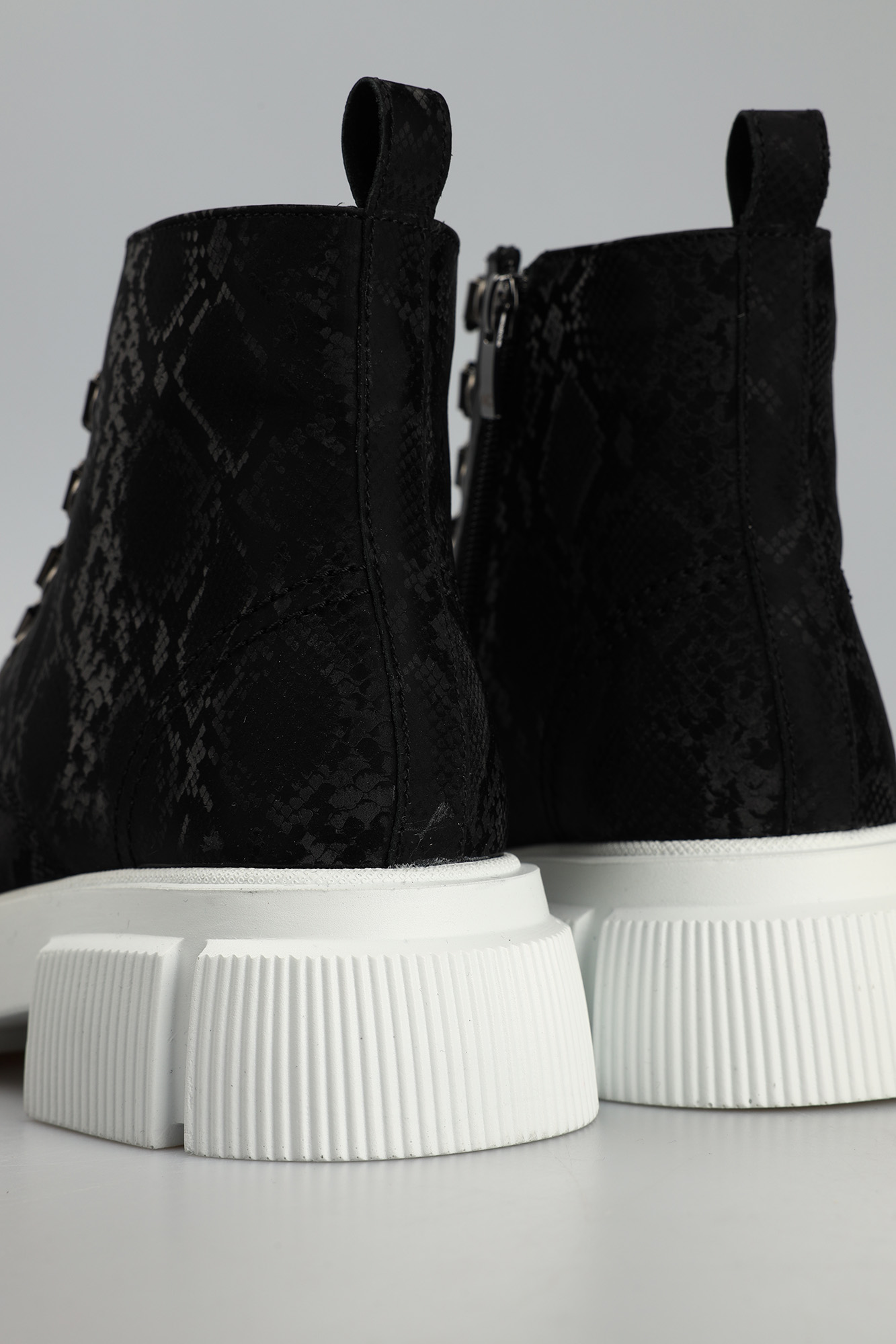 2731818 Ботинки Marc Cony Черный