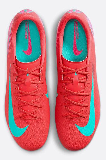 Футбольные бутсы Nike