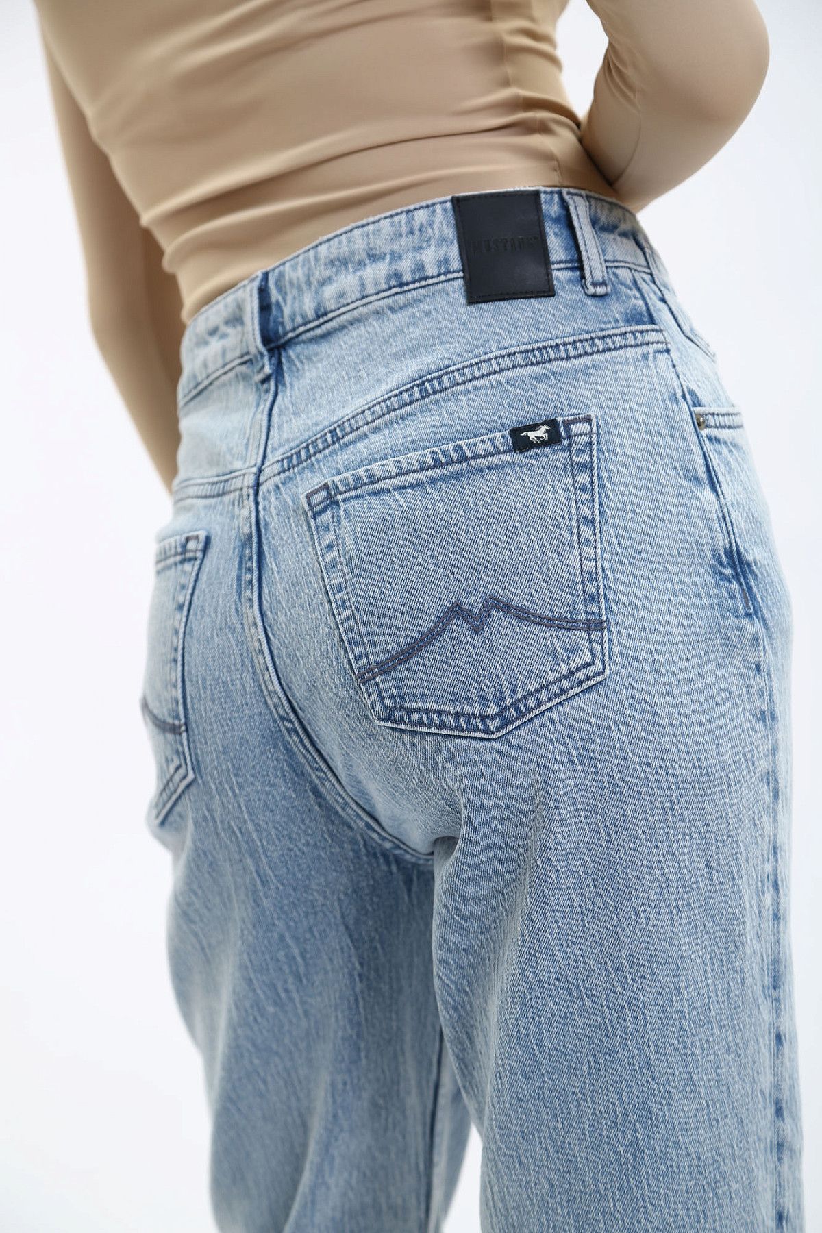 Джинсы Charlotte Tapered  Mustang