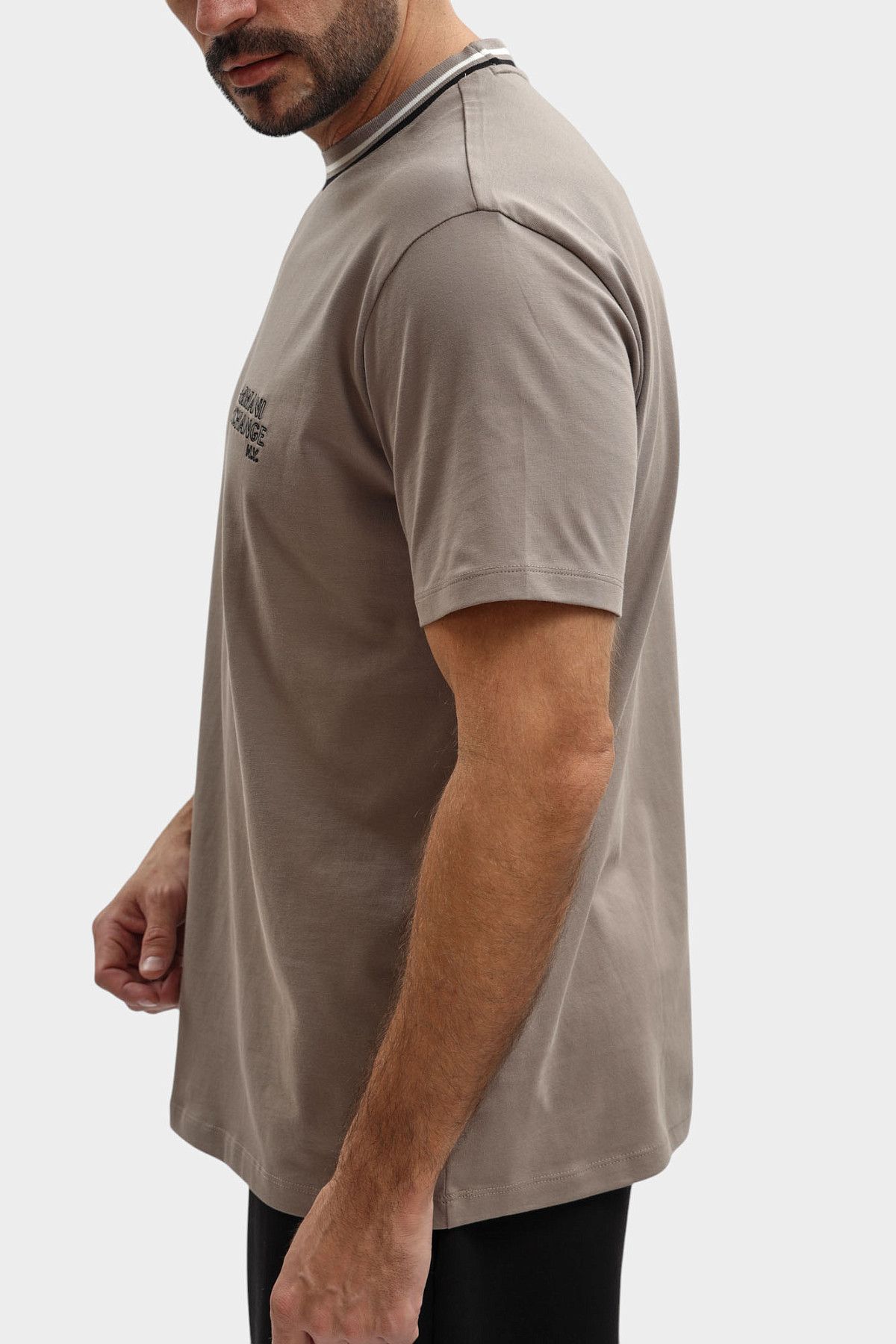 Футболка Armani Exchange Коричневый