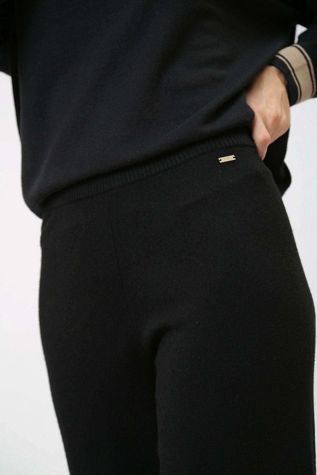 Брюки Armani Exchange Черный