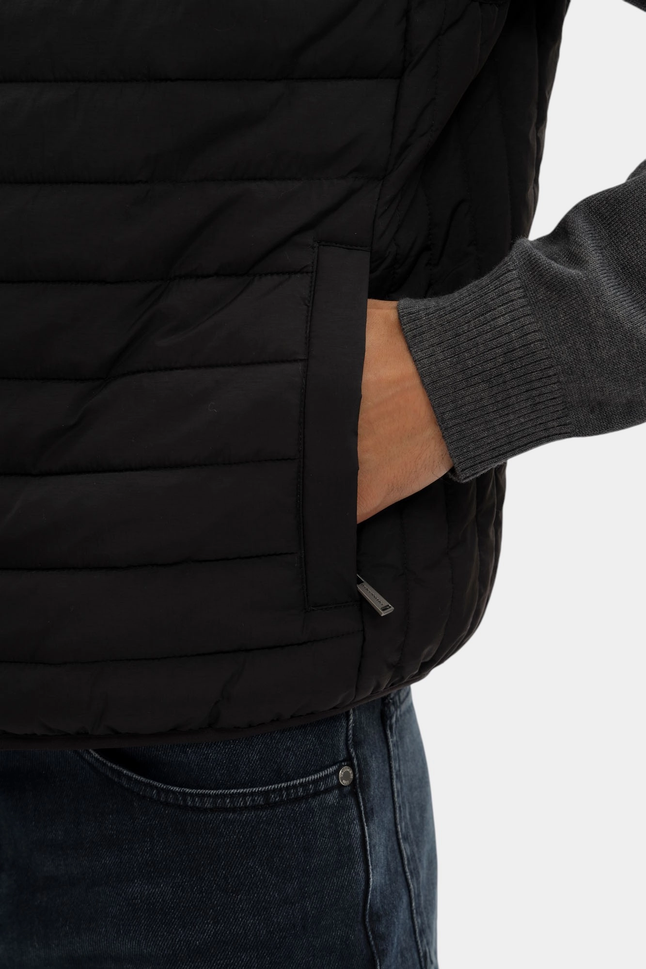 F006M000011N-MO802N10-08YR Жилет Trussardi Черный