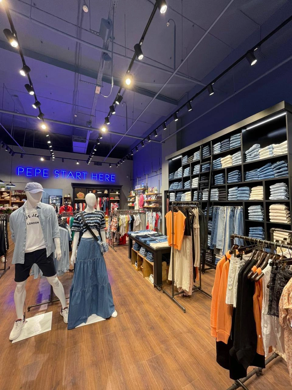 Открытие салона Denim Origins в ТРЦ Золотой Вавилон