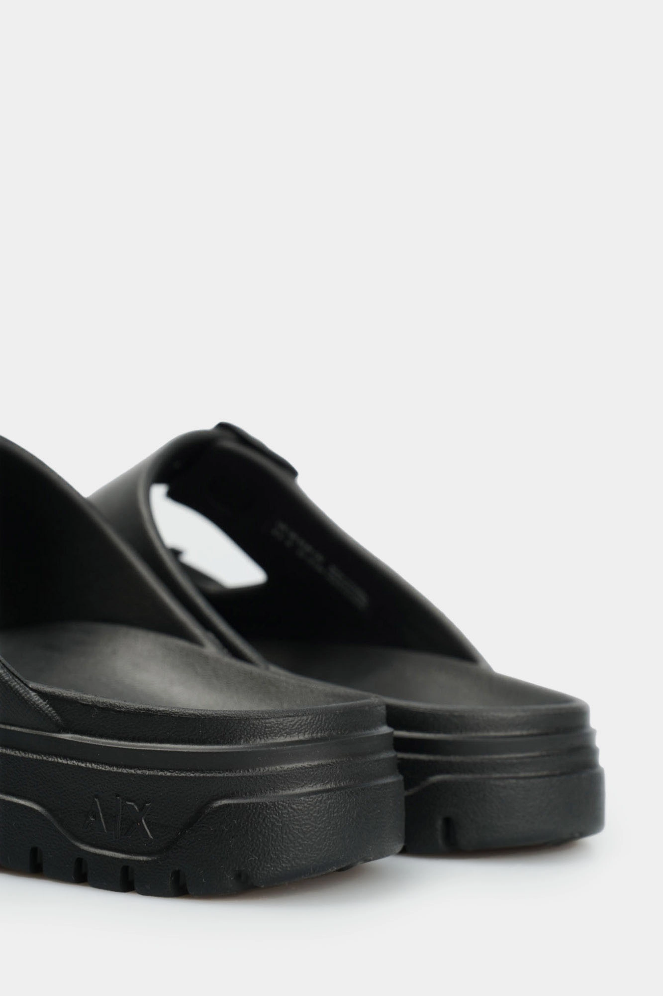 XUP015_XV821 Шлепанцы Armani Exchange Черный
