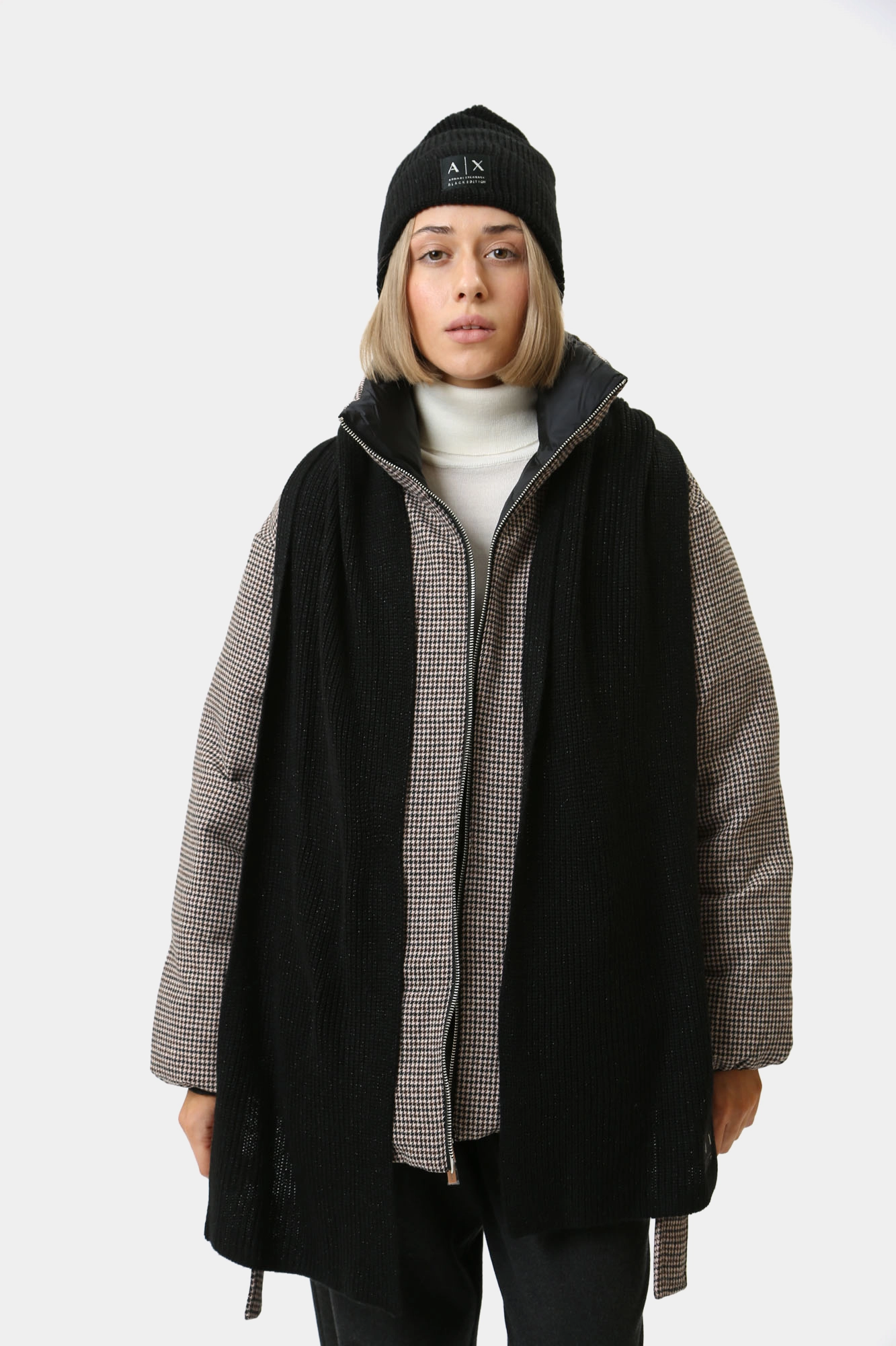 XW000085_AF10527 Шарф Armani Exchange Черный