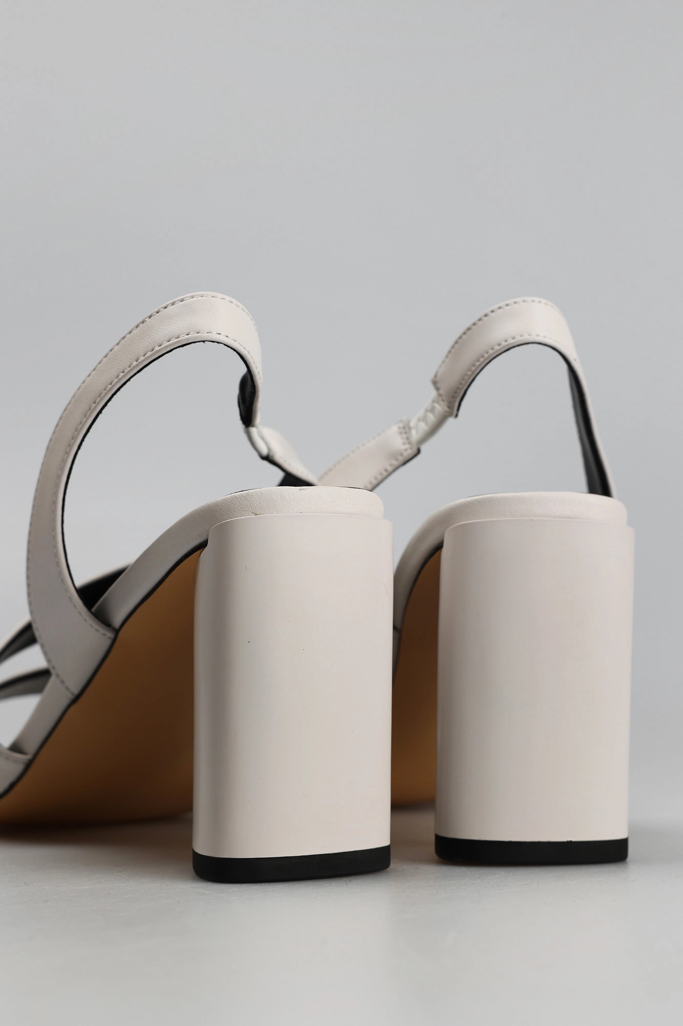 IV026_01 Босоножки Spur Белый