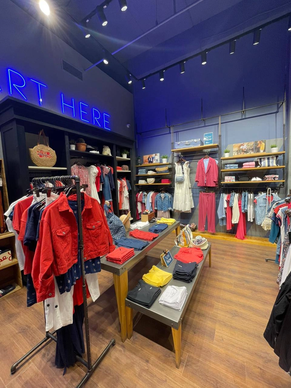 Открытие салона Denim Origins в ТРЦ Золотой Вавилон