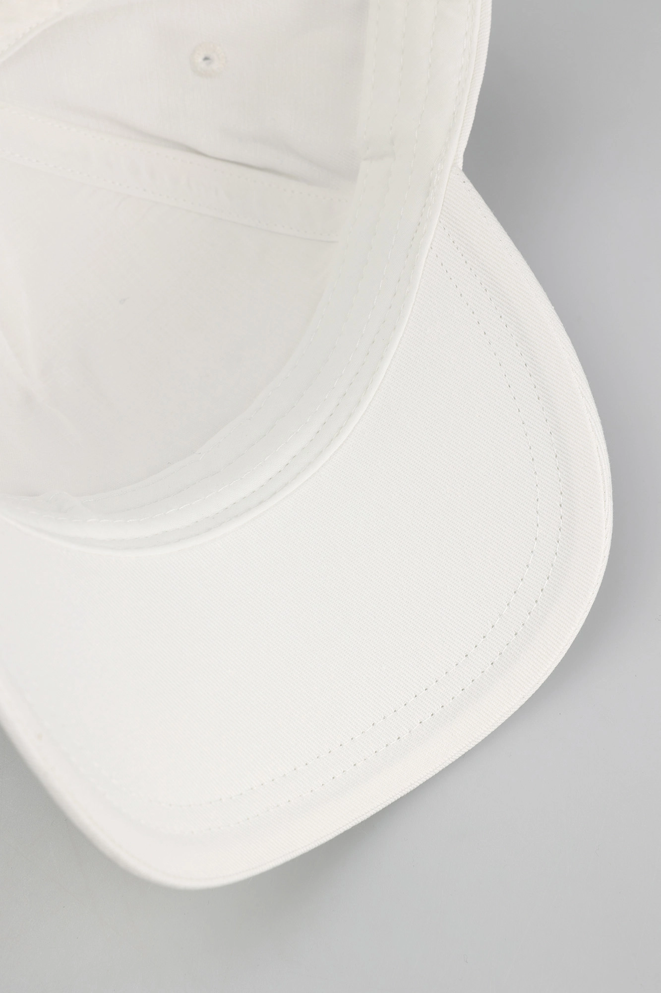 954202_CC150 Кепка Armani Exchange Белый