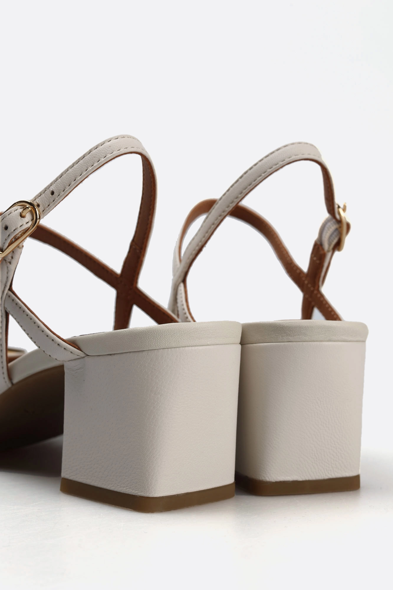 D45RNA000TU Босоножки Geox Молочный