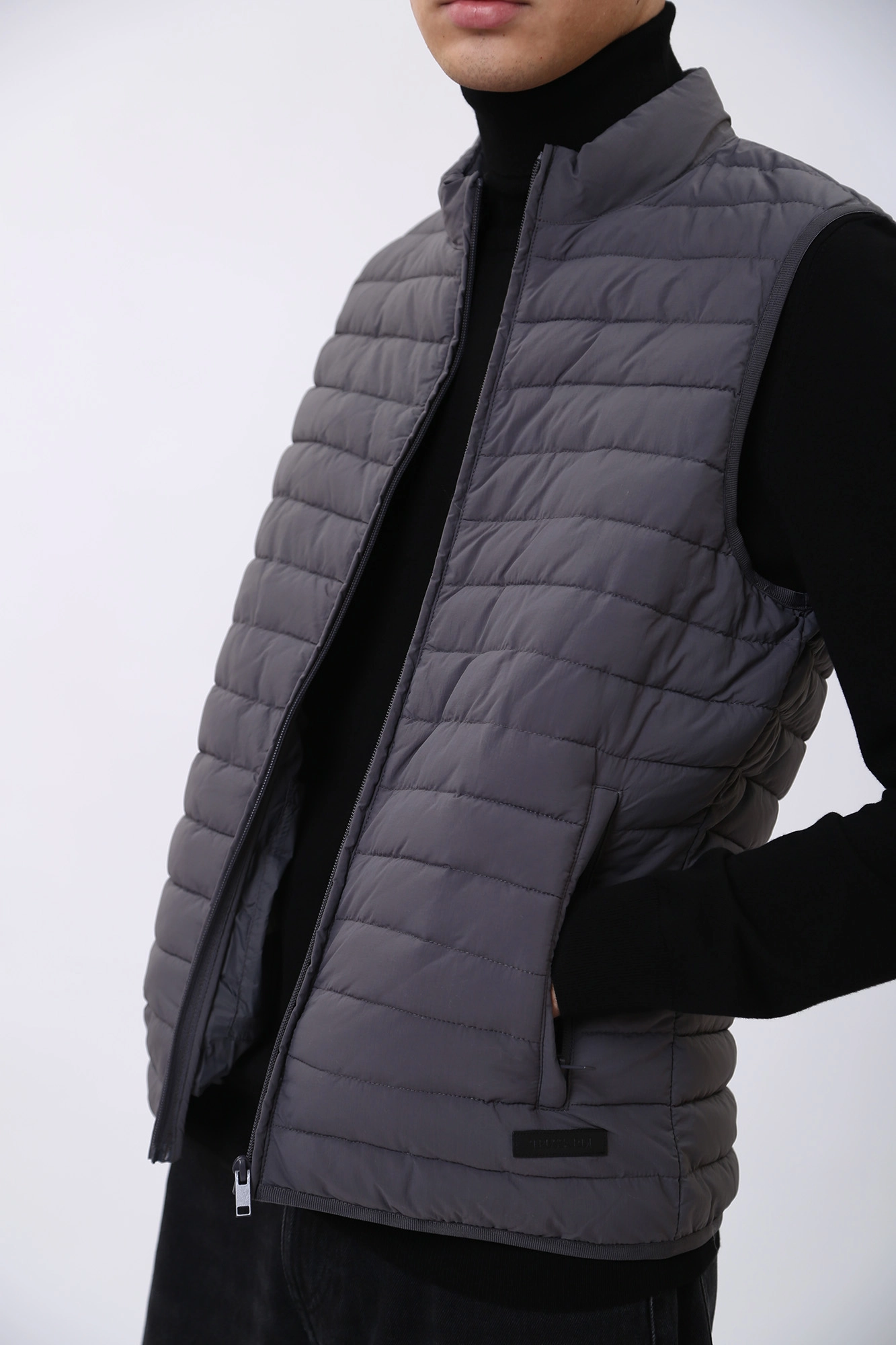 52S00752-1T005976 Жилет утепленный Trussardi Серый