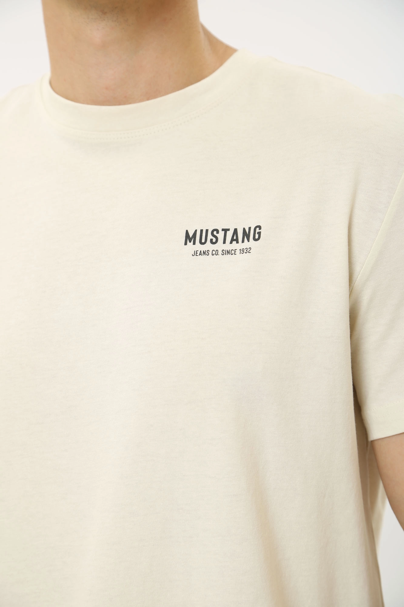 1015055 Футболка Mustang Молочный