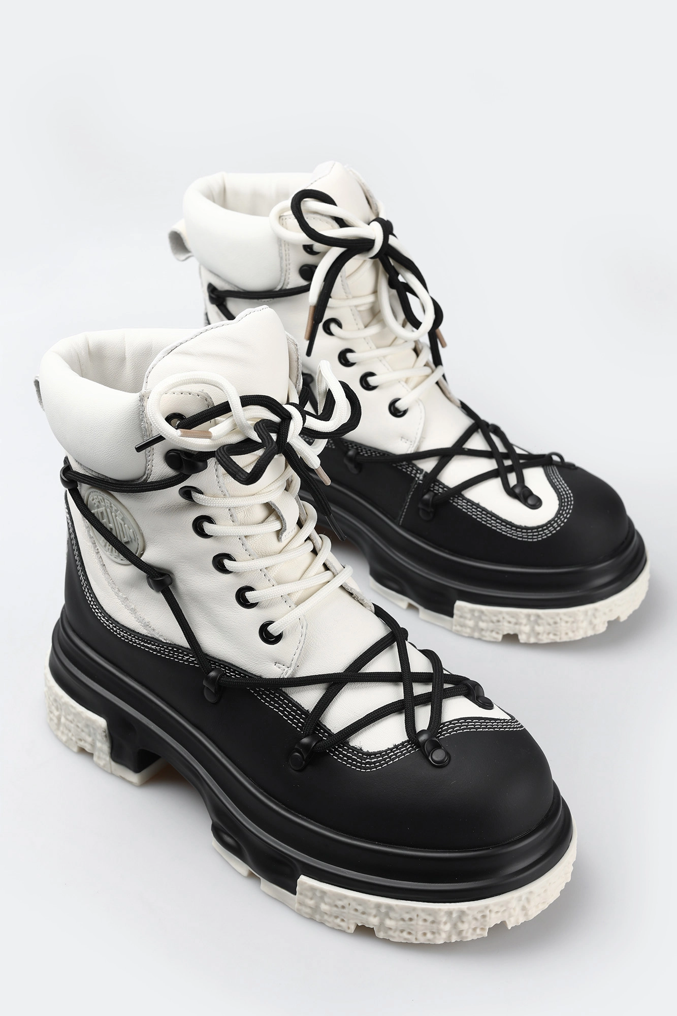 MC15822-WL/8 нат.кожа Ботинки жен кожа рис. Ботинки Marc Cony Белый