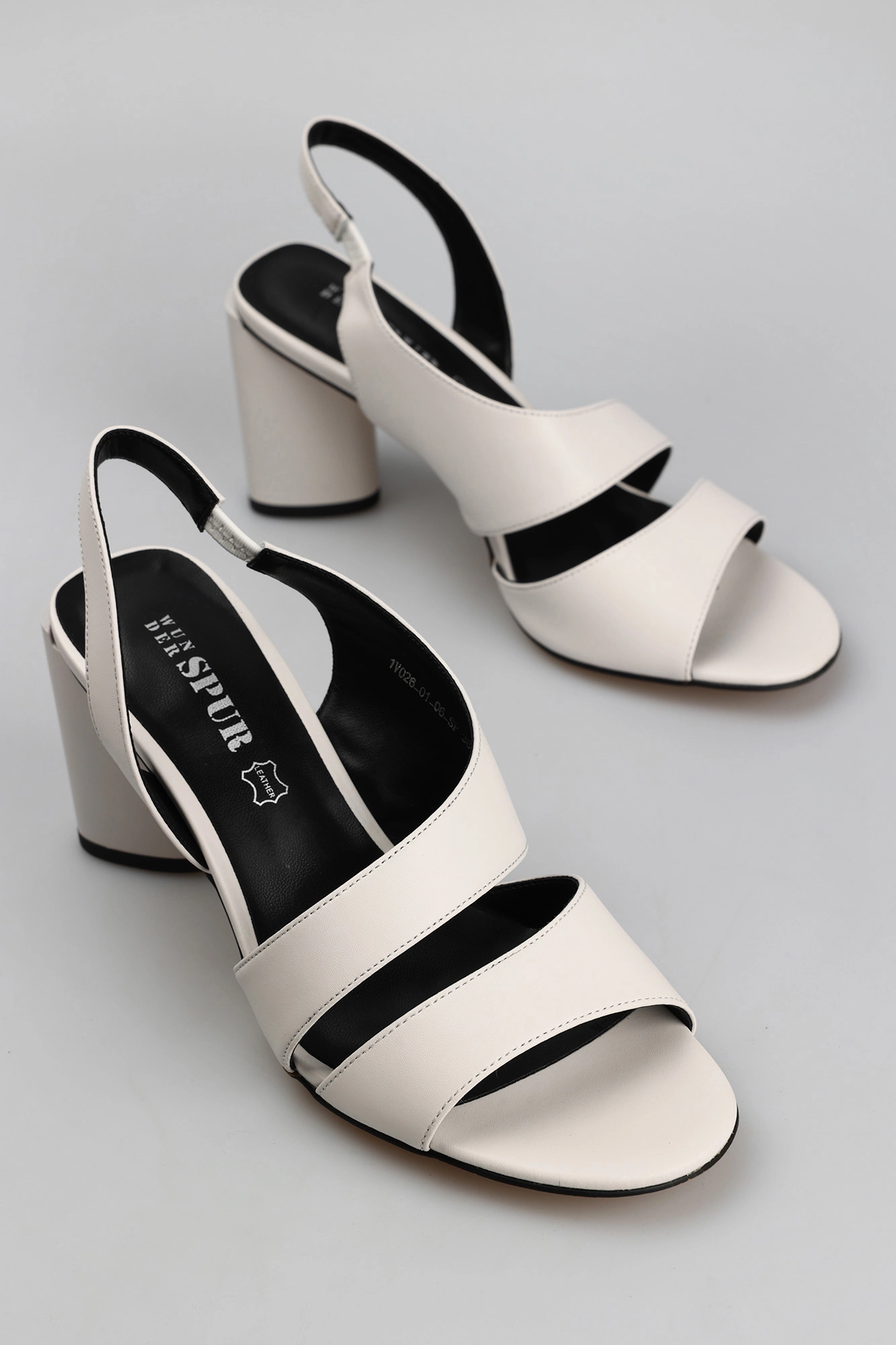 IV026_01 Босоножки Spur Белый