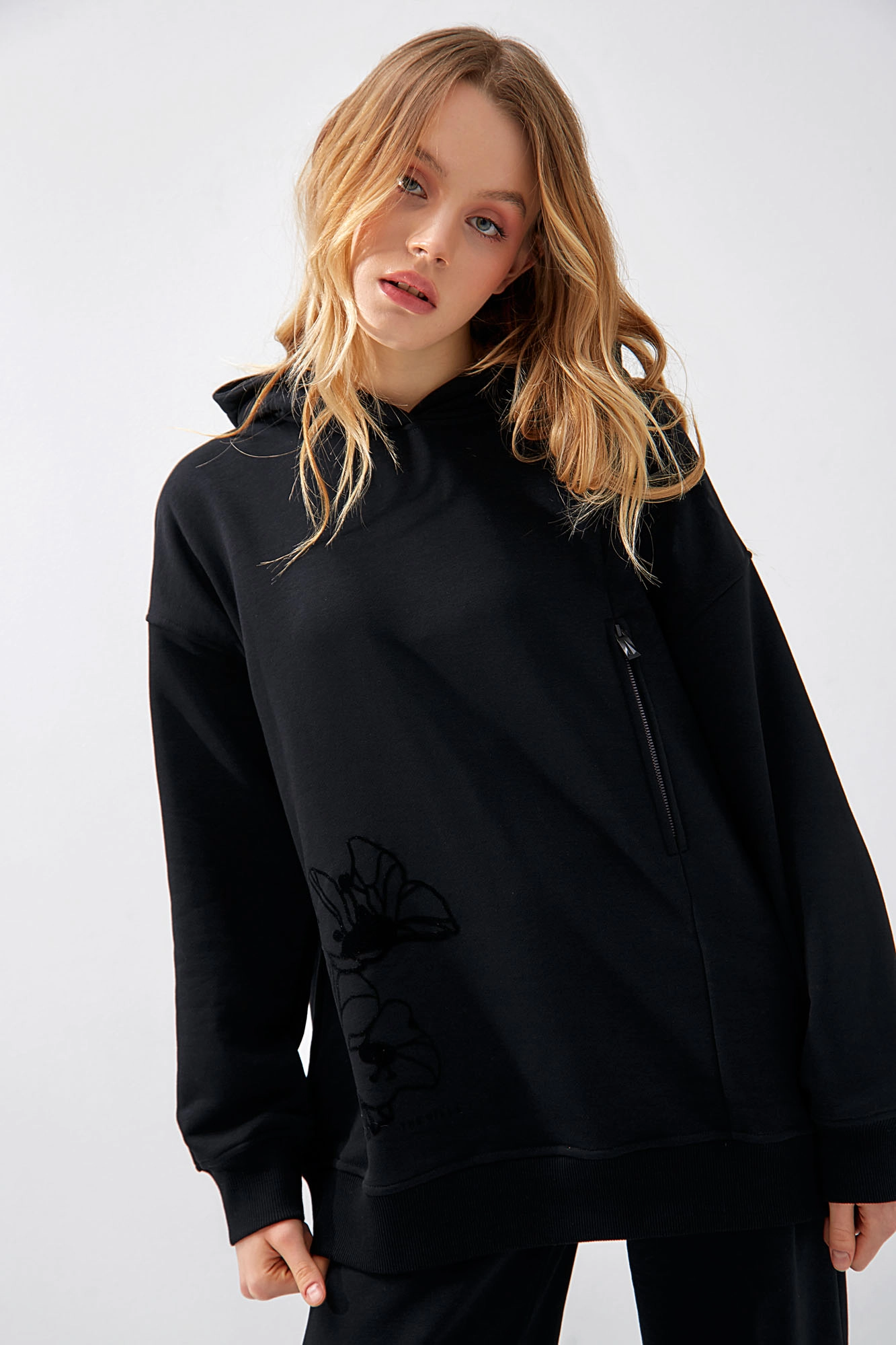 W-241-P-20-0063 худи the hills